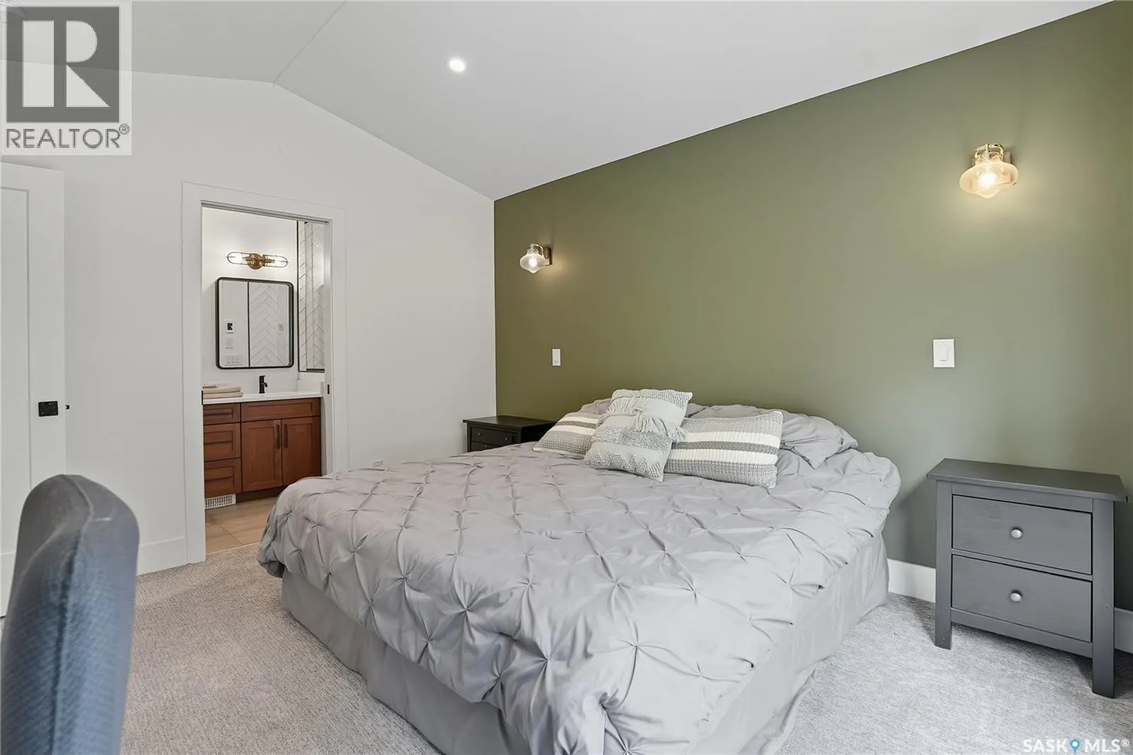 1172A Spadina CRESCENT E
