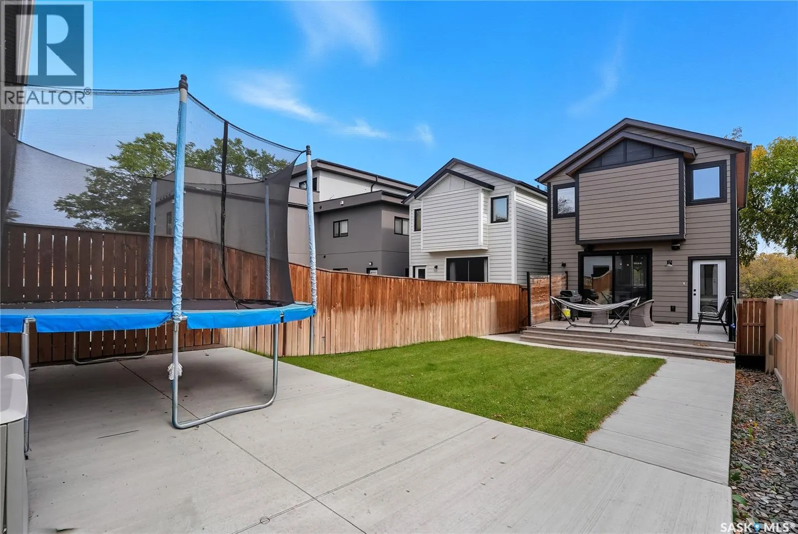 1172A Spadina CRESCENT E