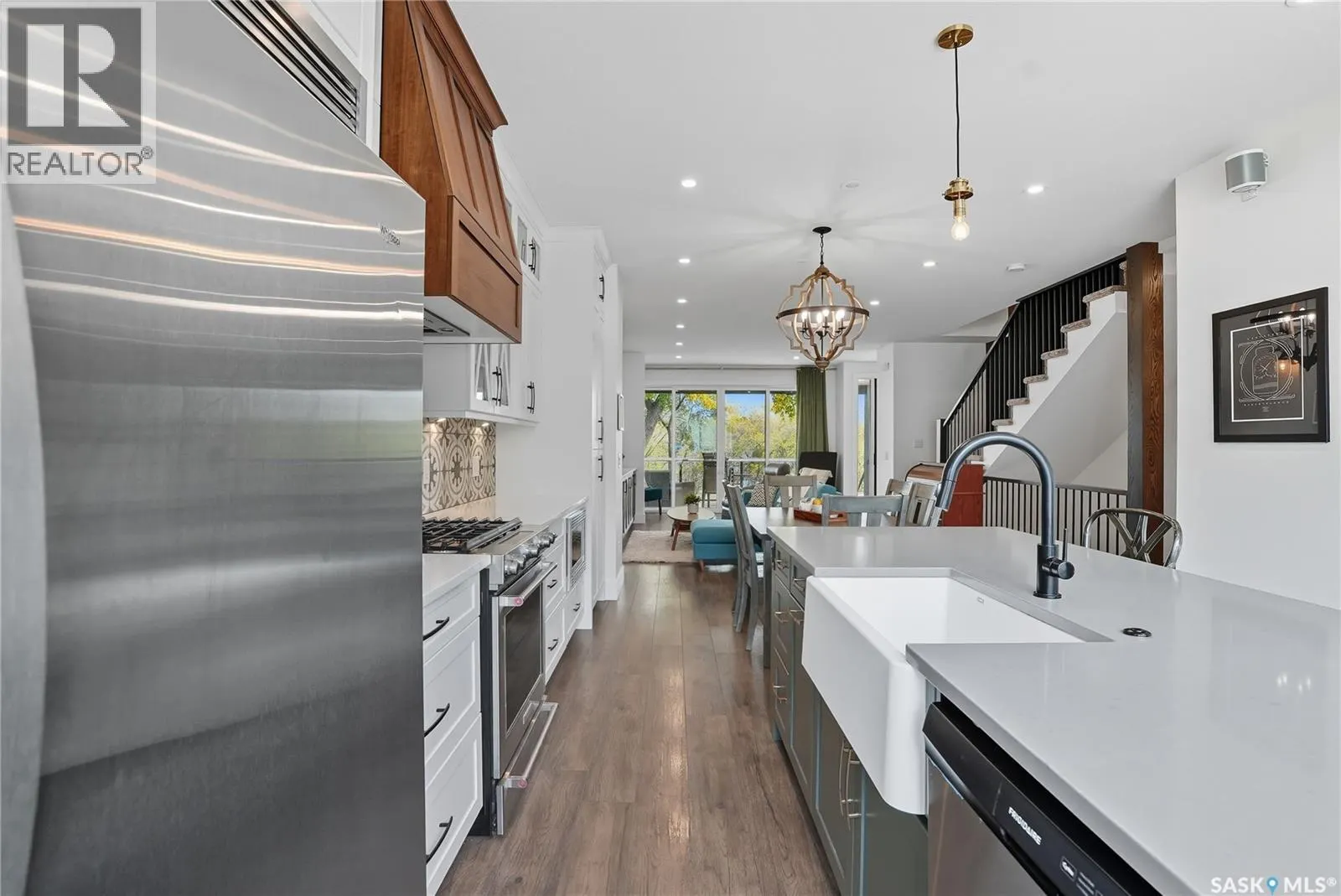1172A Spadina CRESCENT E