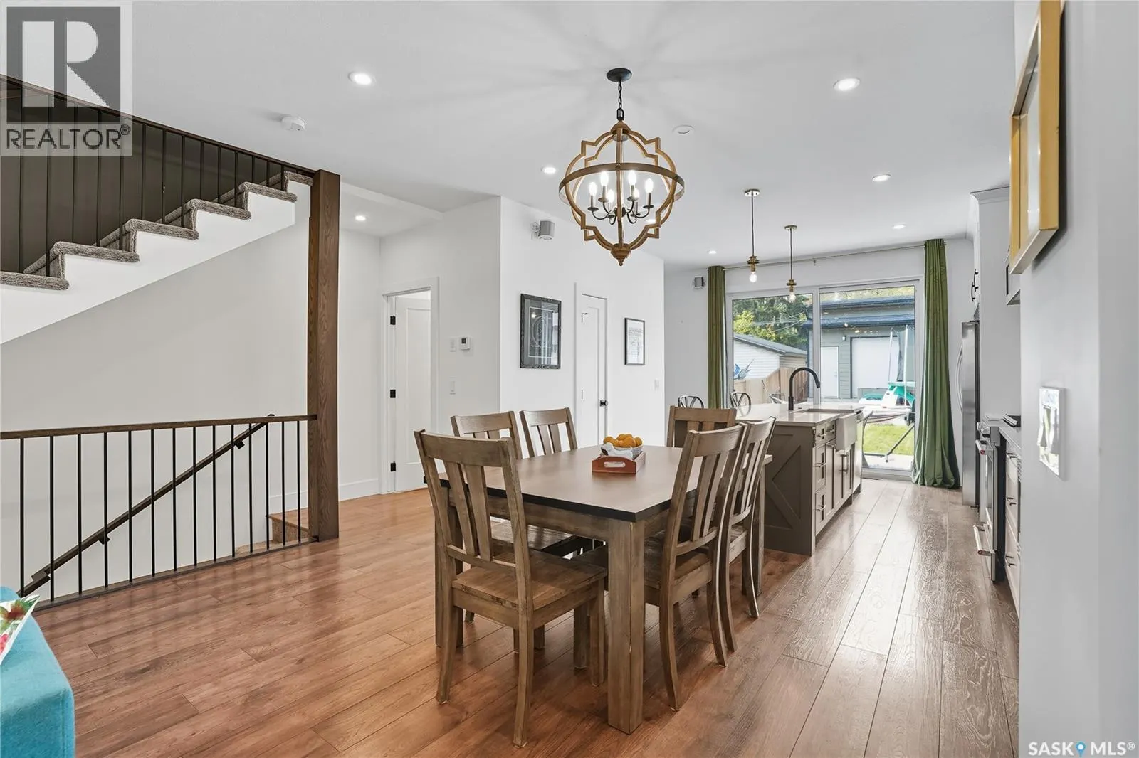 1172A Spadina CRESCENT E