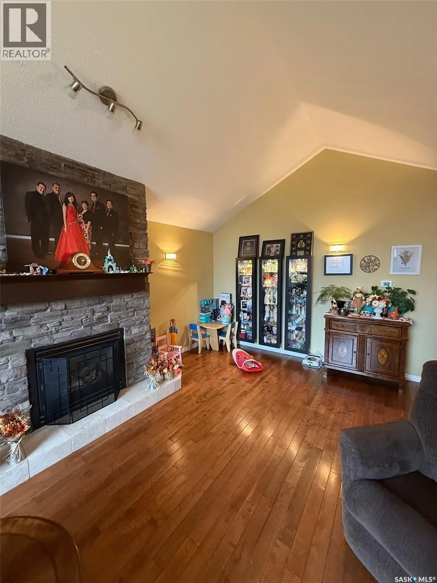 121 18th STREET W