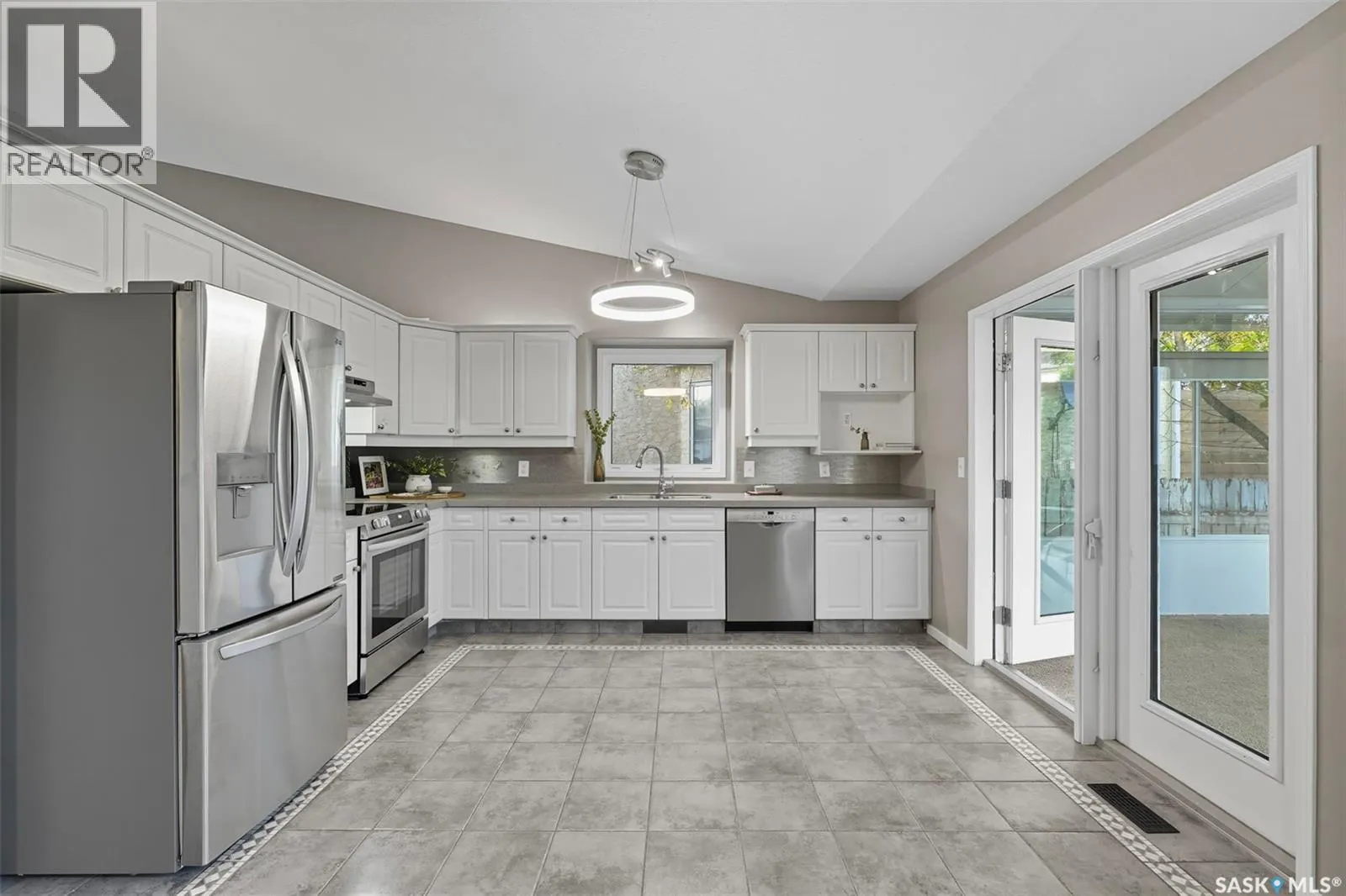 302 Blackthorn CRESCENT