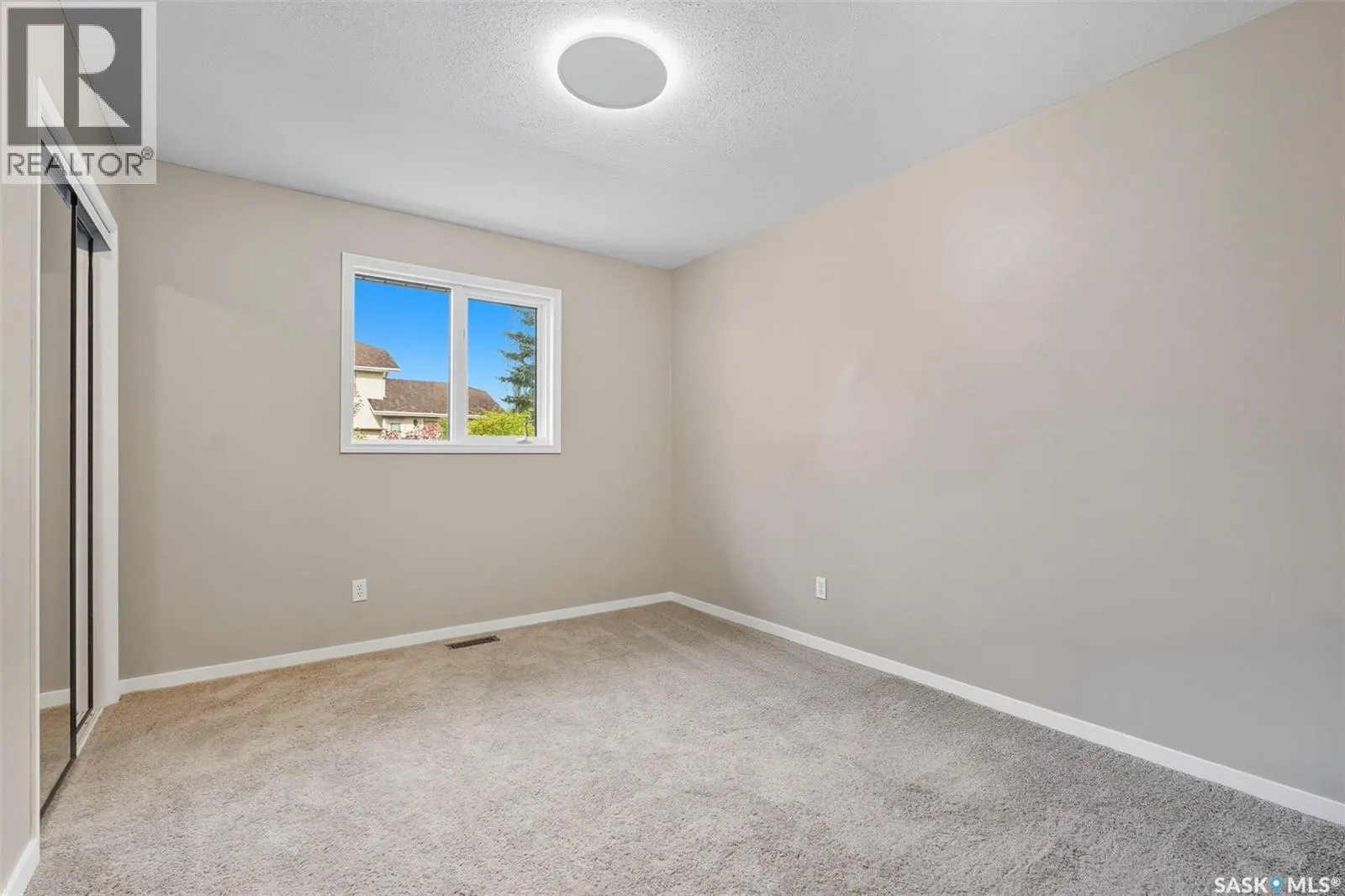 302 Blackthorn CRESCENT