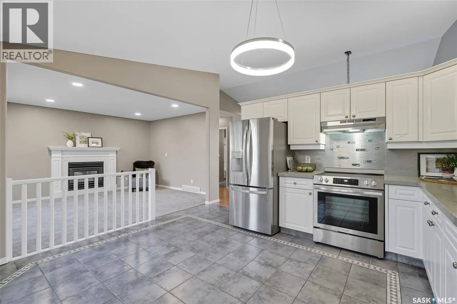 302 Blackthorn CRESCENT