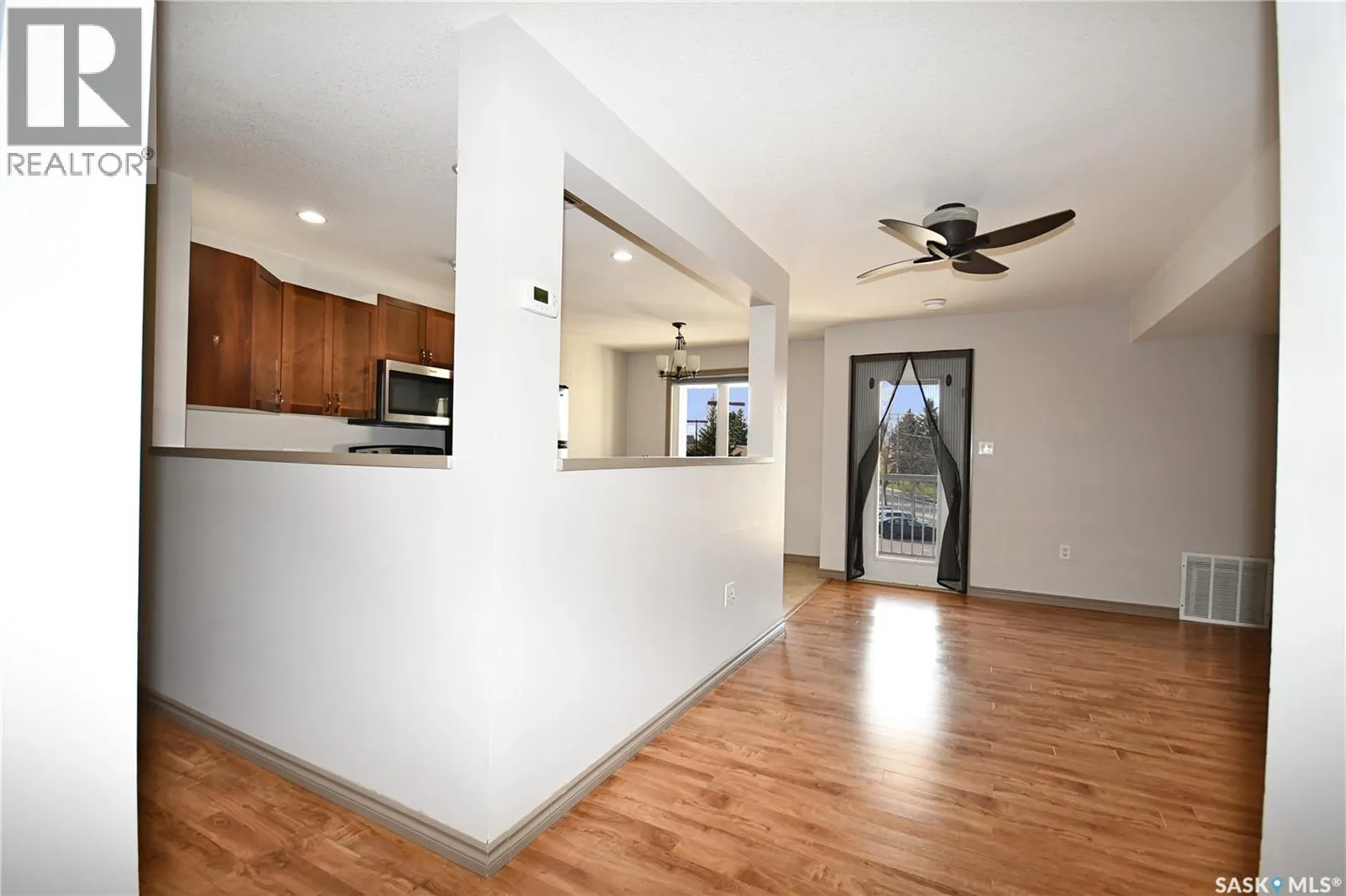 205 515 28th STREET E