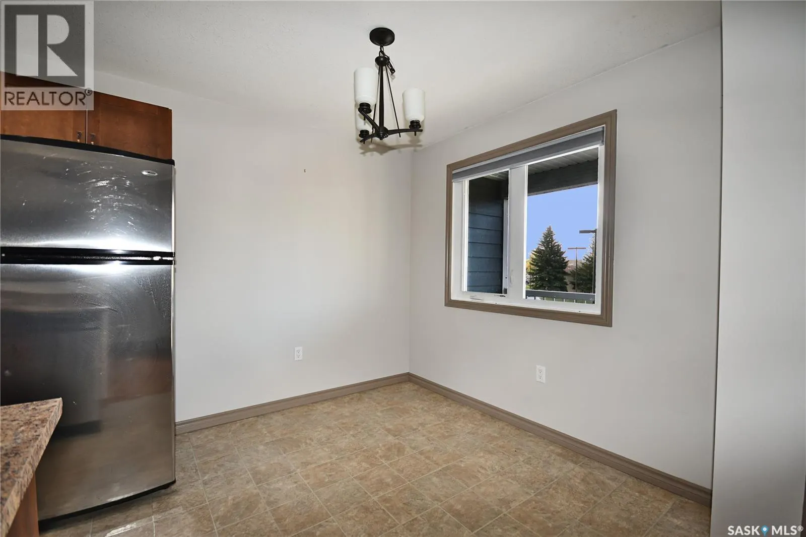 205 515 28th STREET E