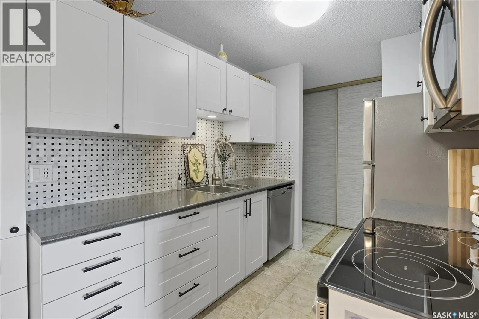 208 3302 33rd STREET W