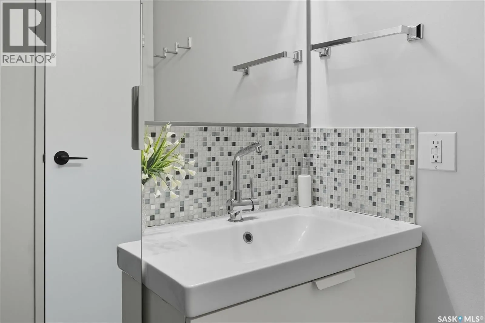 208 3302 33rd STREET W