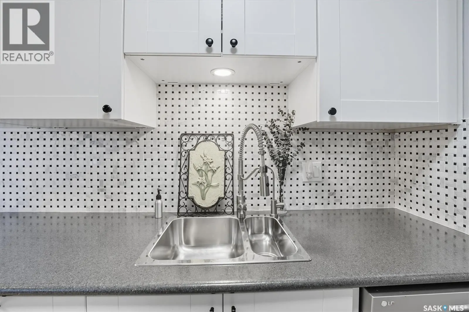 208 3302 33rd STREET W