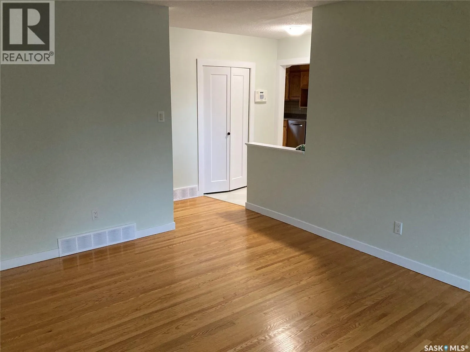 6 Noble CRESCENT