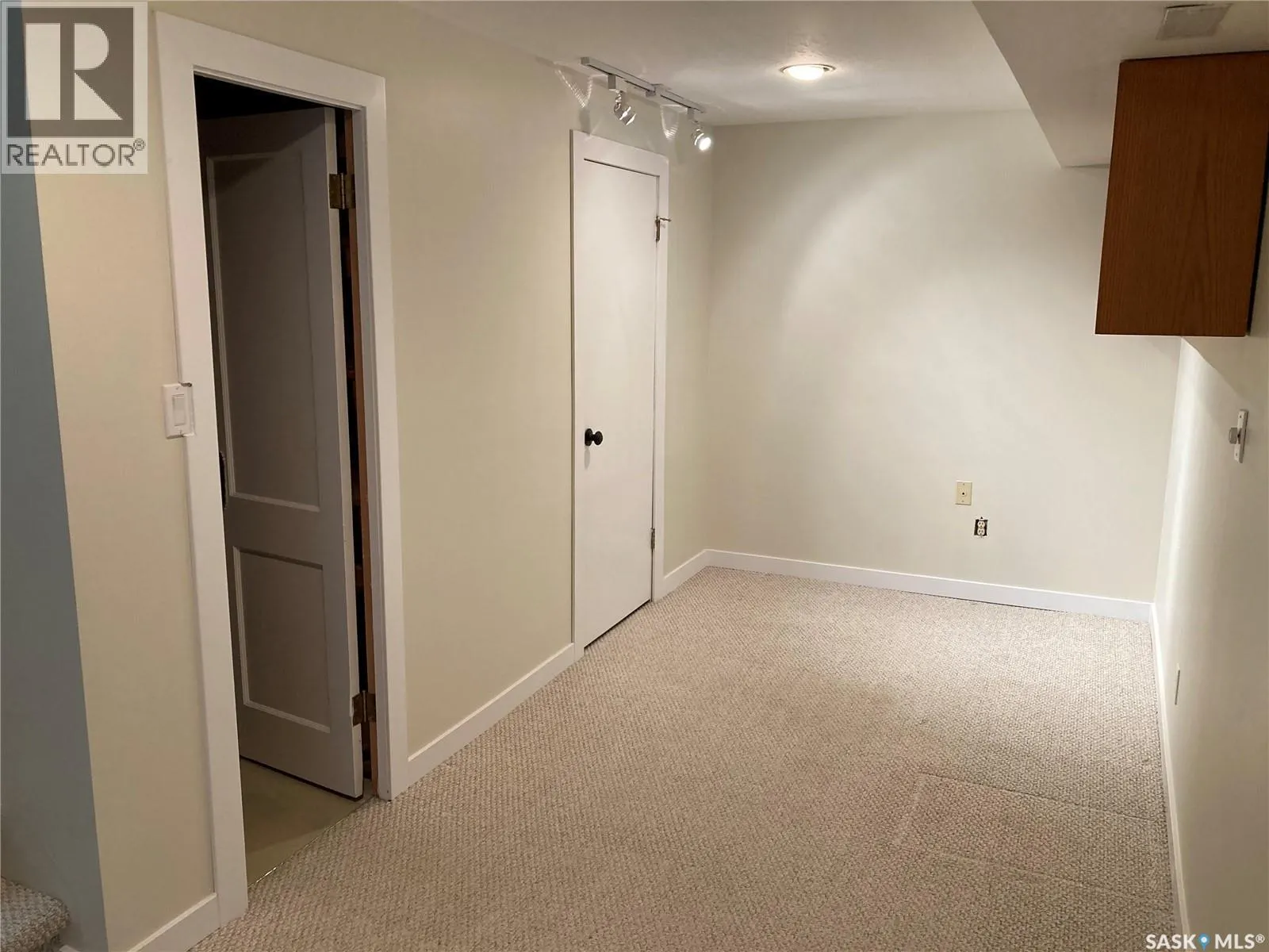 6 Noble CRESCENT
