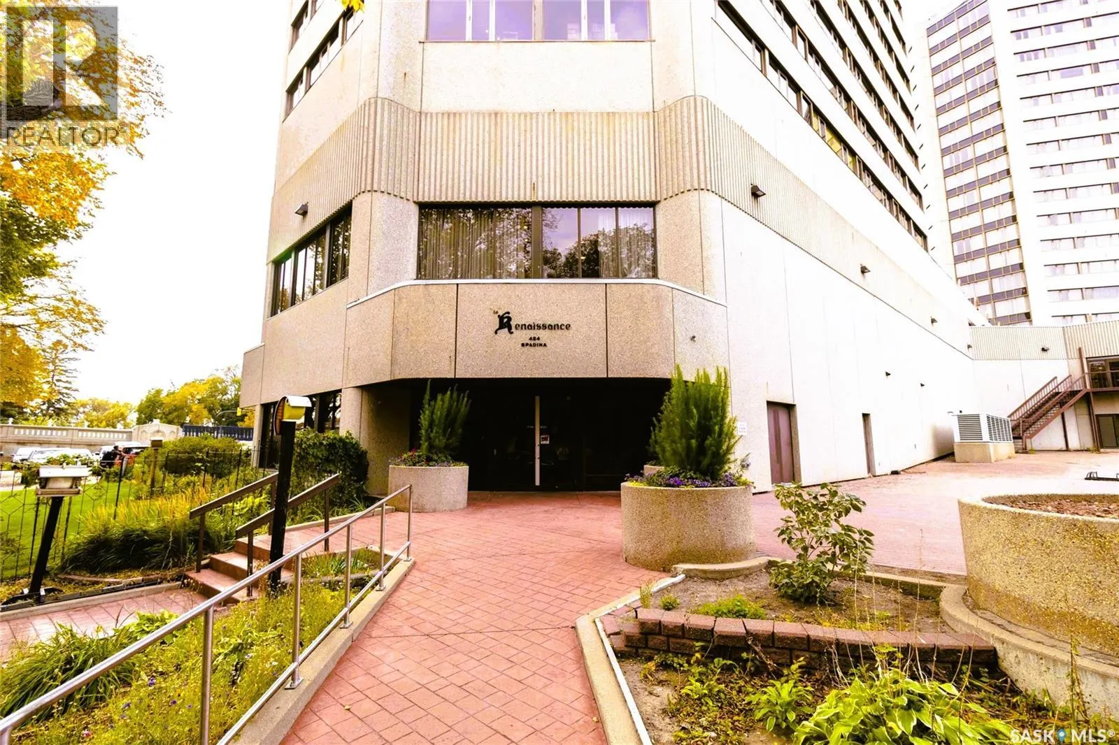 1780 424 Spadina CRESCENT E