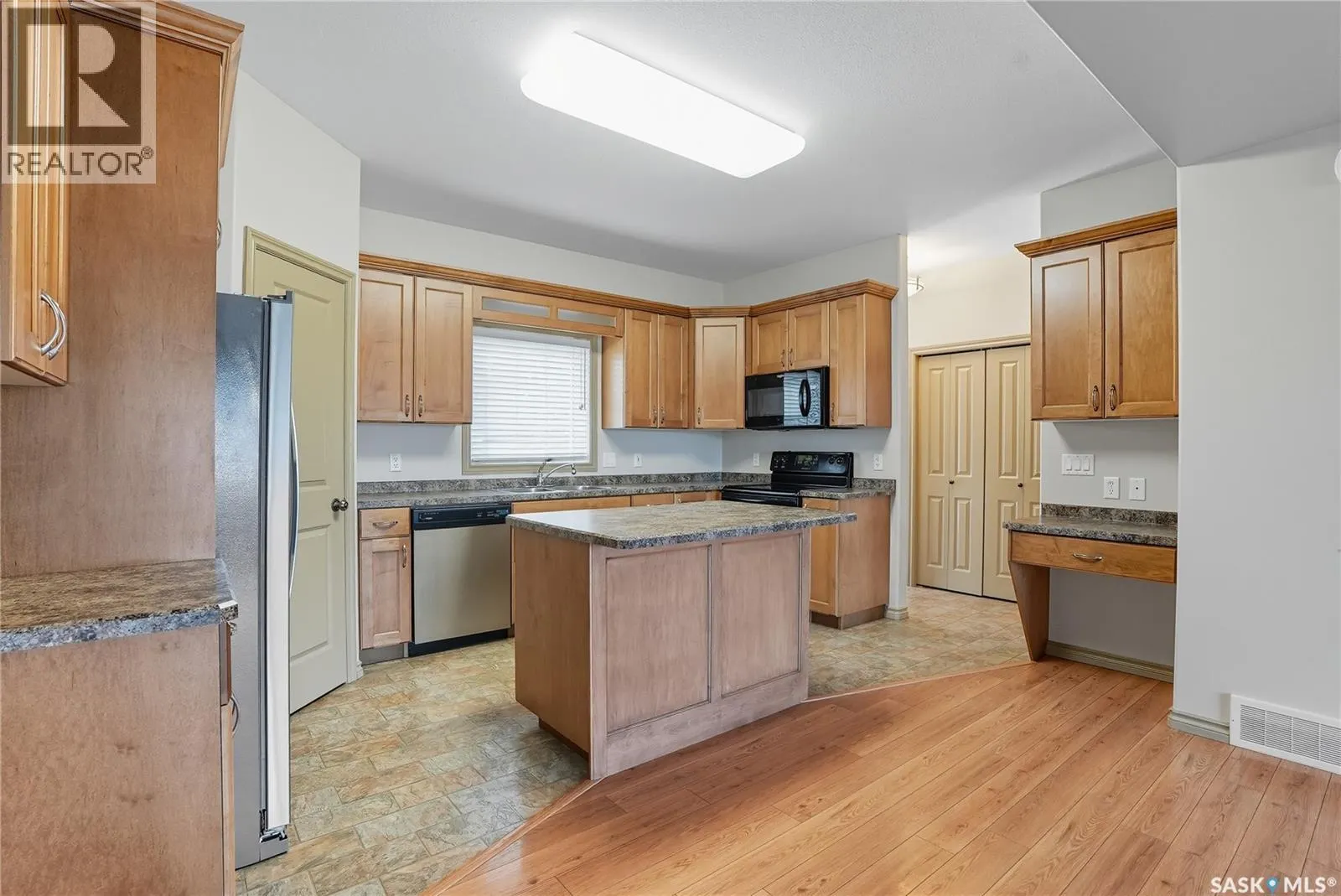 651 Willowgrove CRESCENT