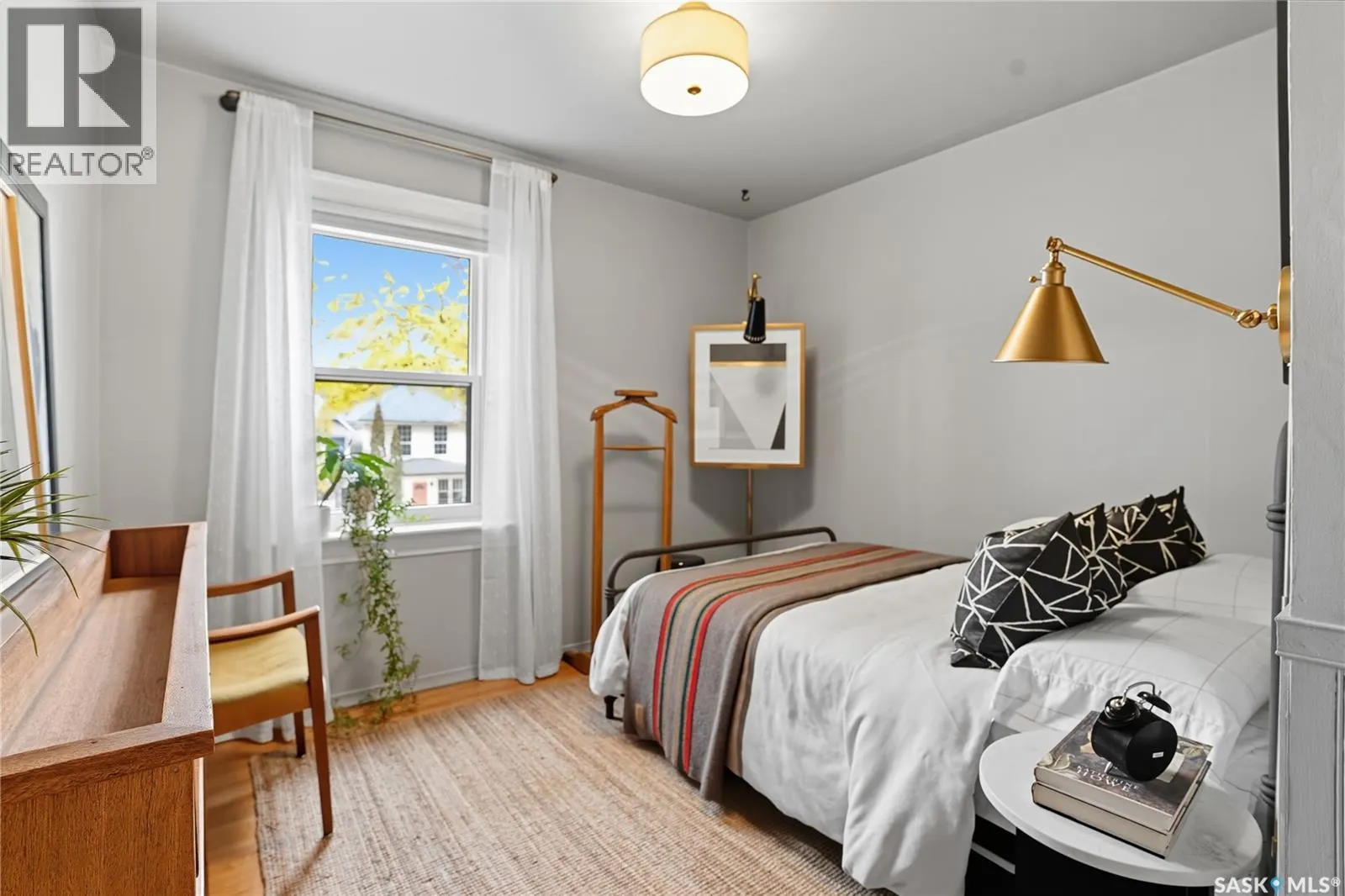 205 28th STREET W