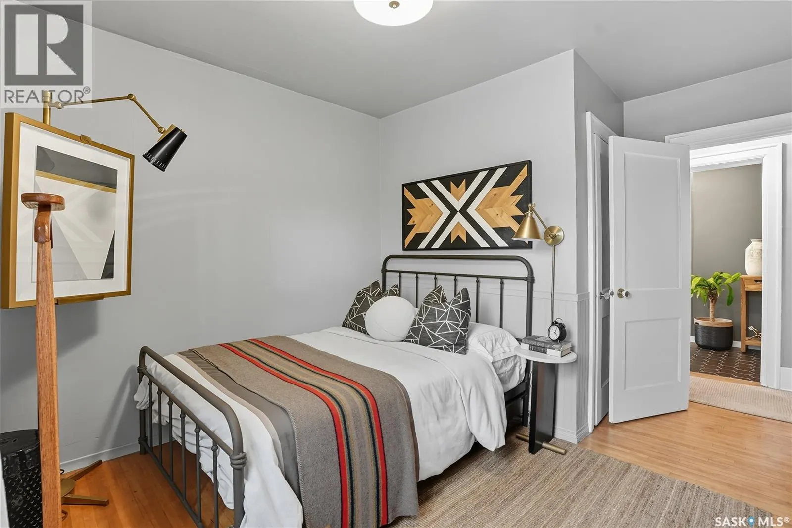 205 28th STREET W