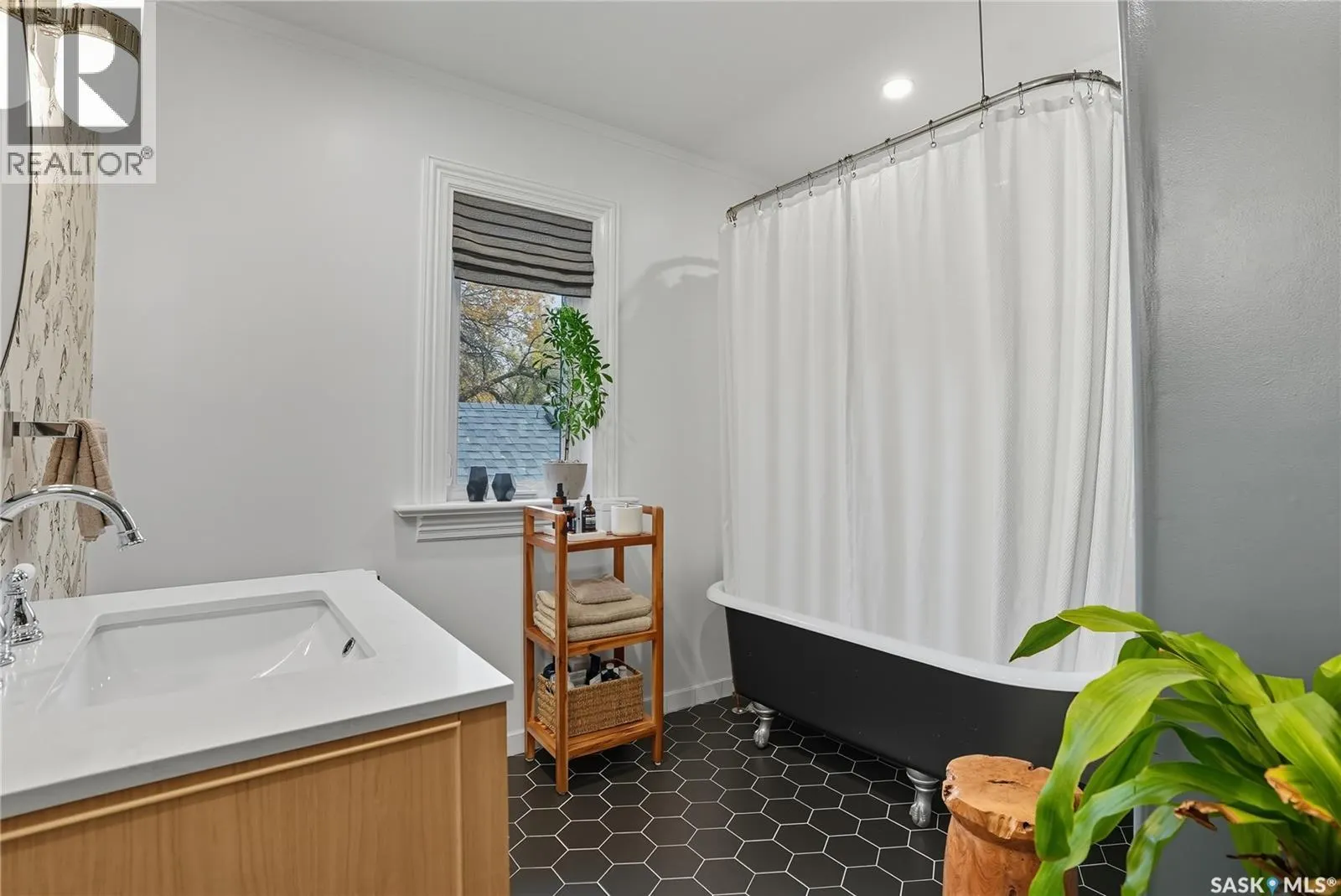 205 28th STREET W