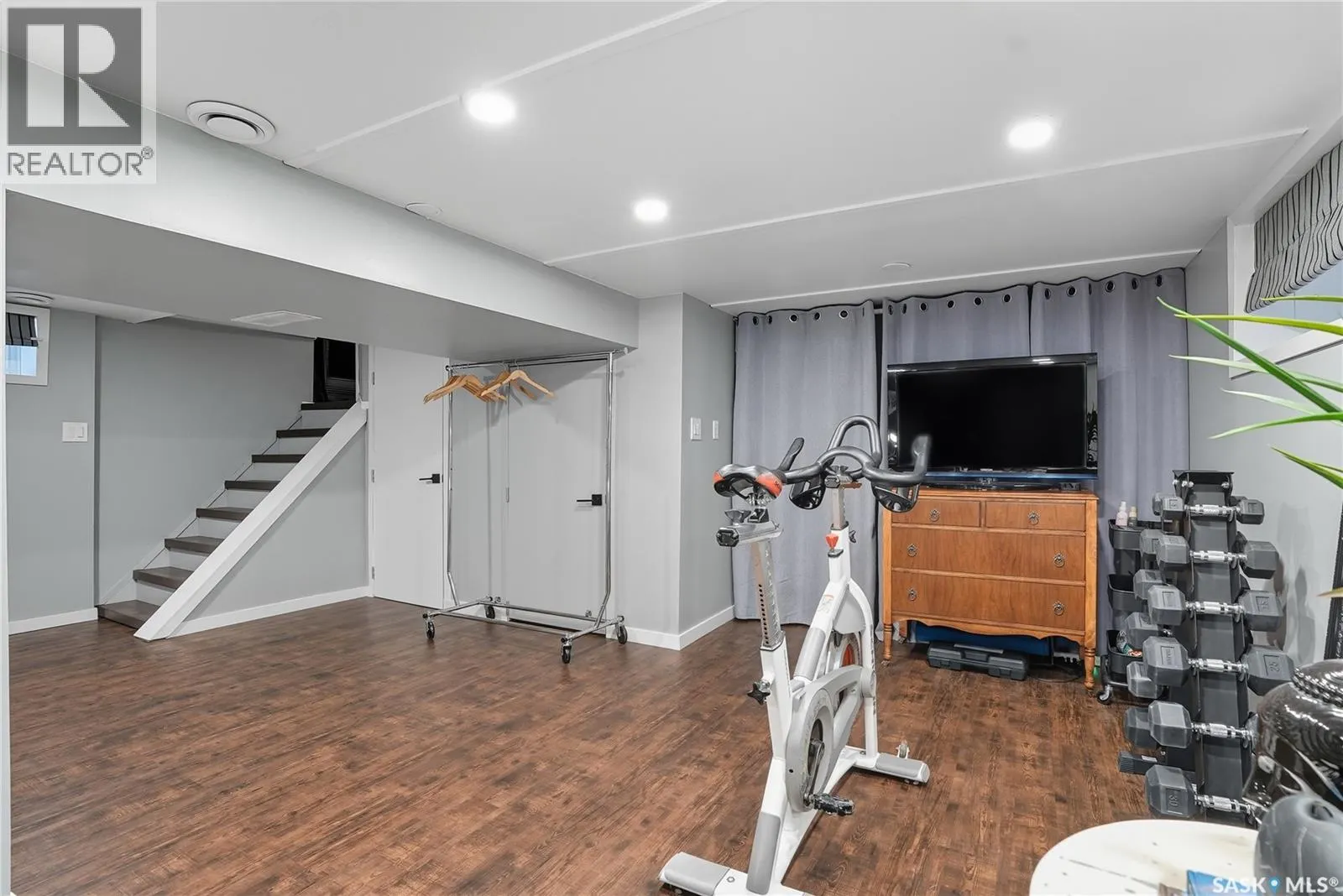 205 28th STREET W