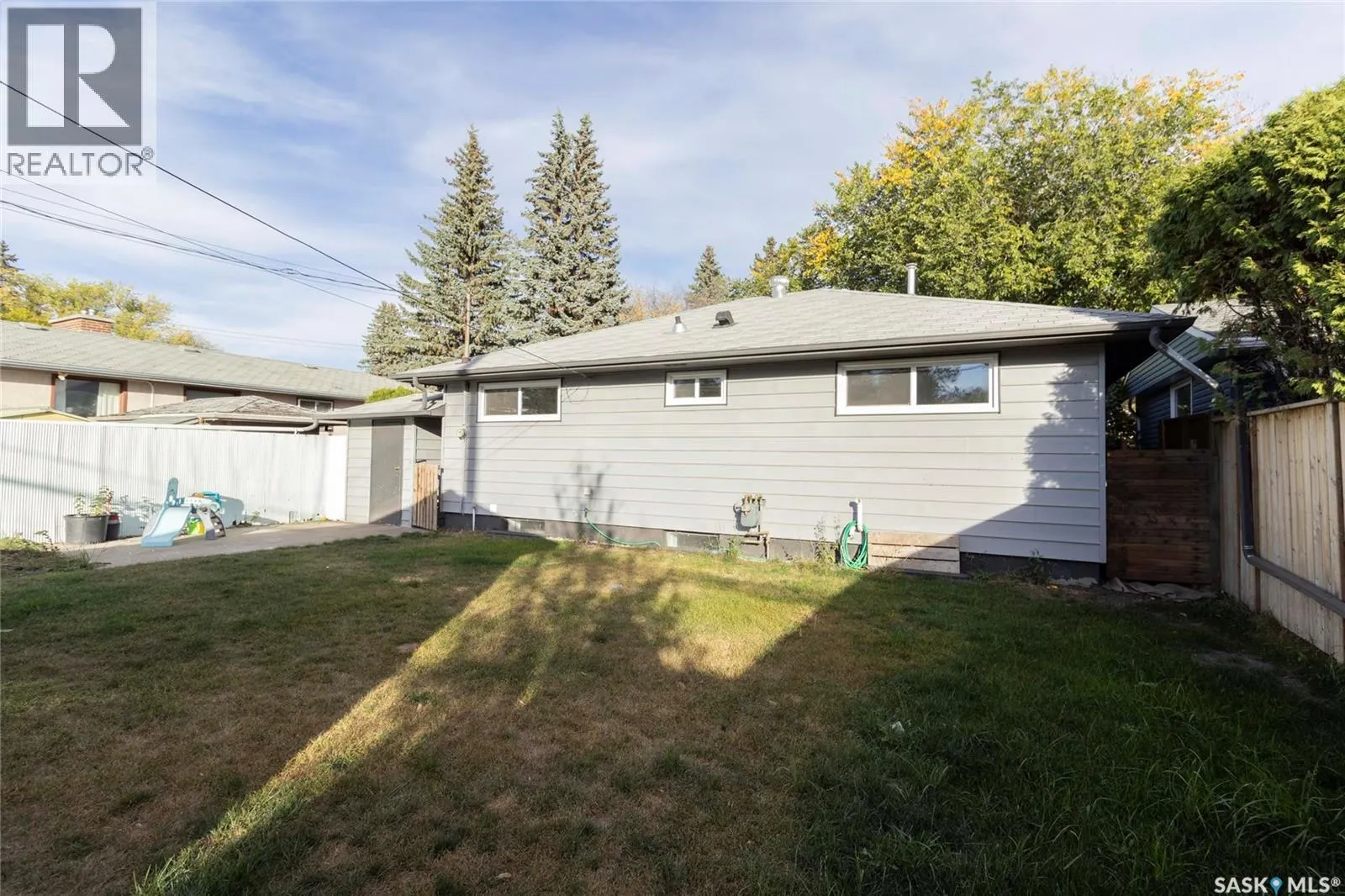 2406 Cairns AVENUE