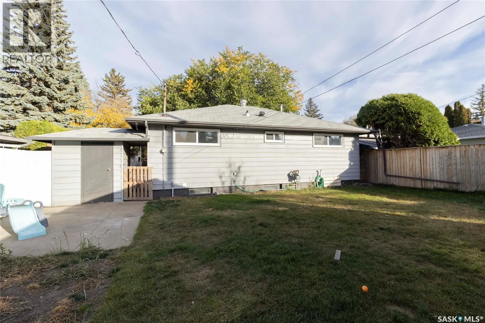 2406 Cairns AVENUE