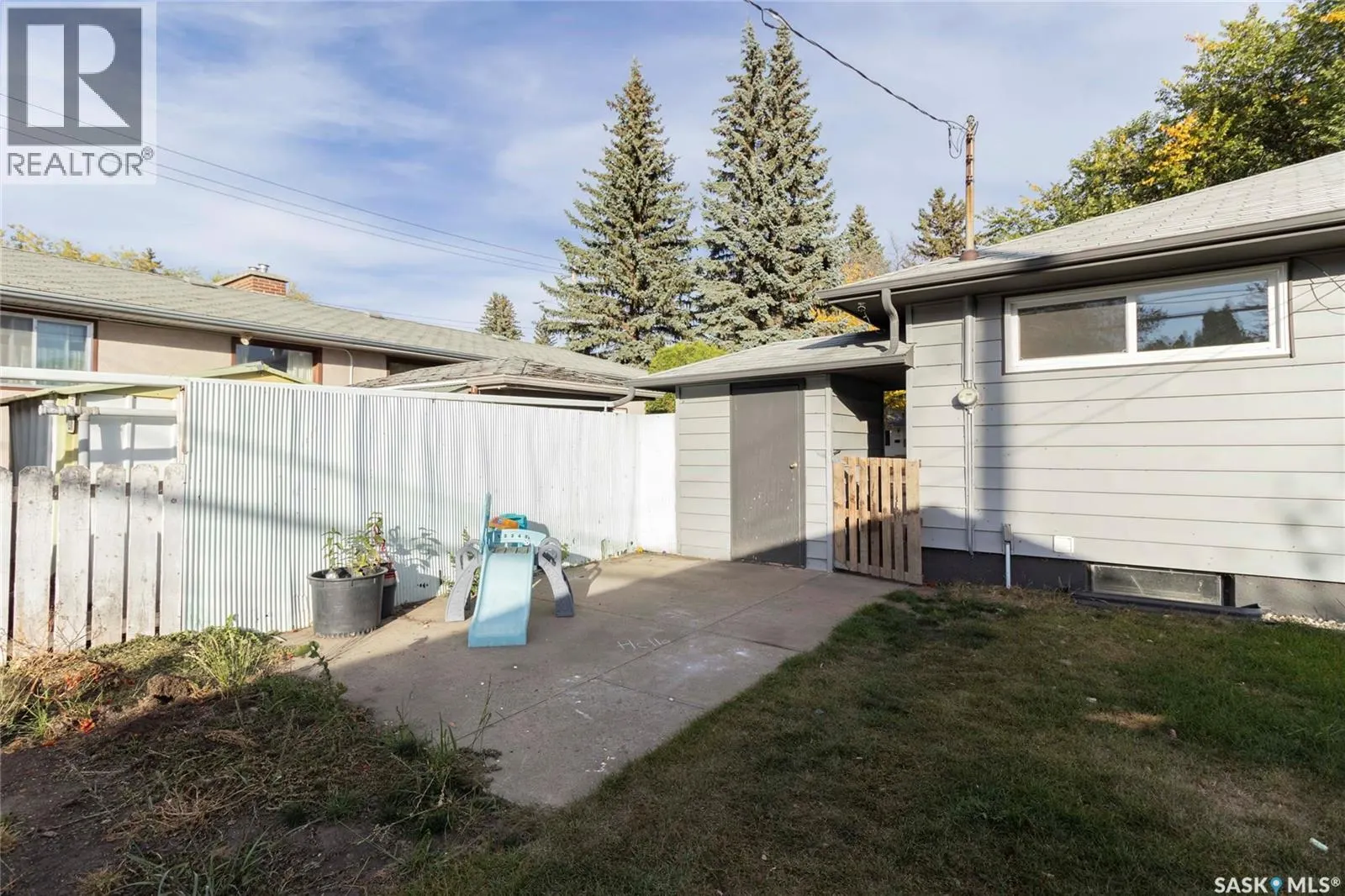 2406 Cairns AVENUE