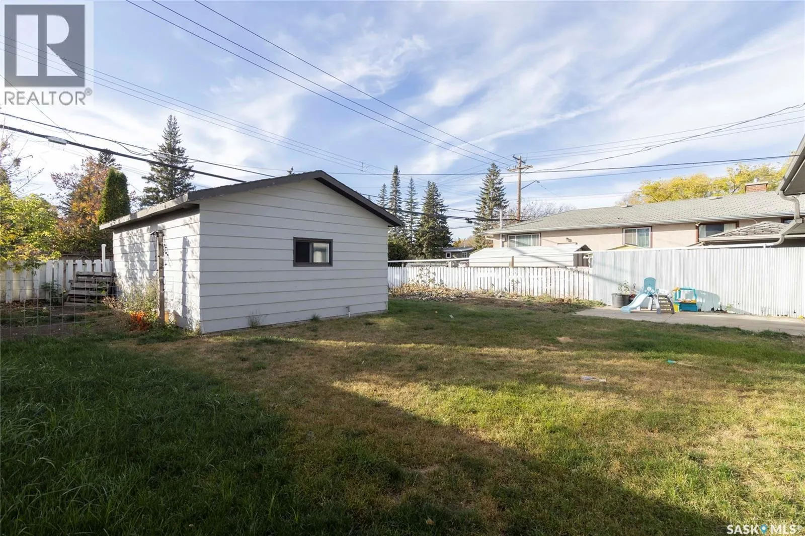 2406 Cairns AVENUE