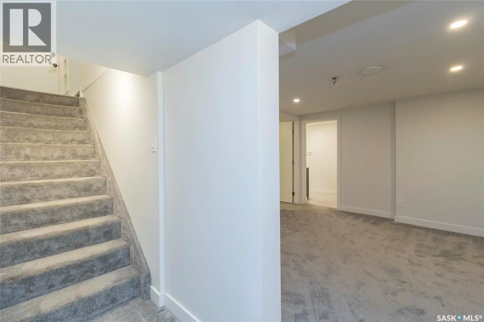 2406 Cairns AVENUE