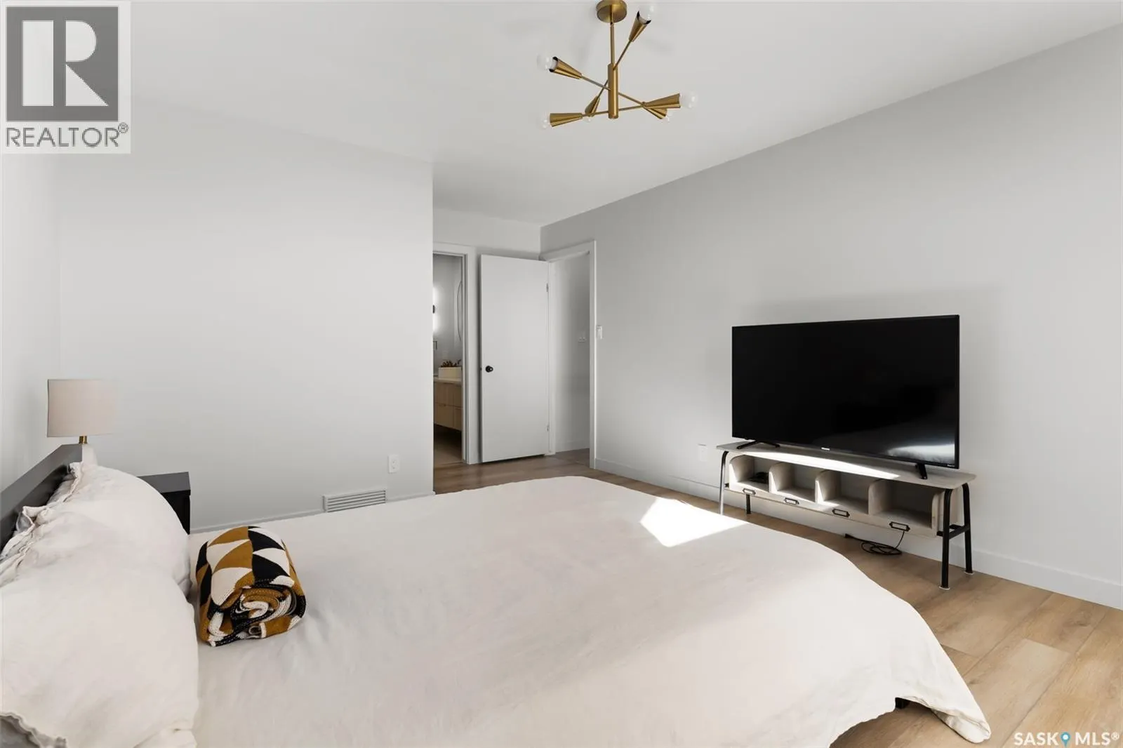 3807 Bow BAY