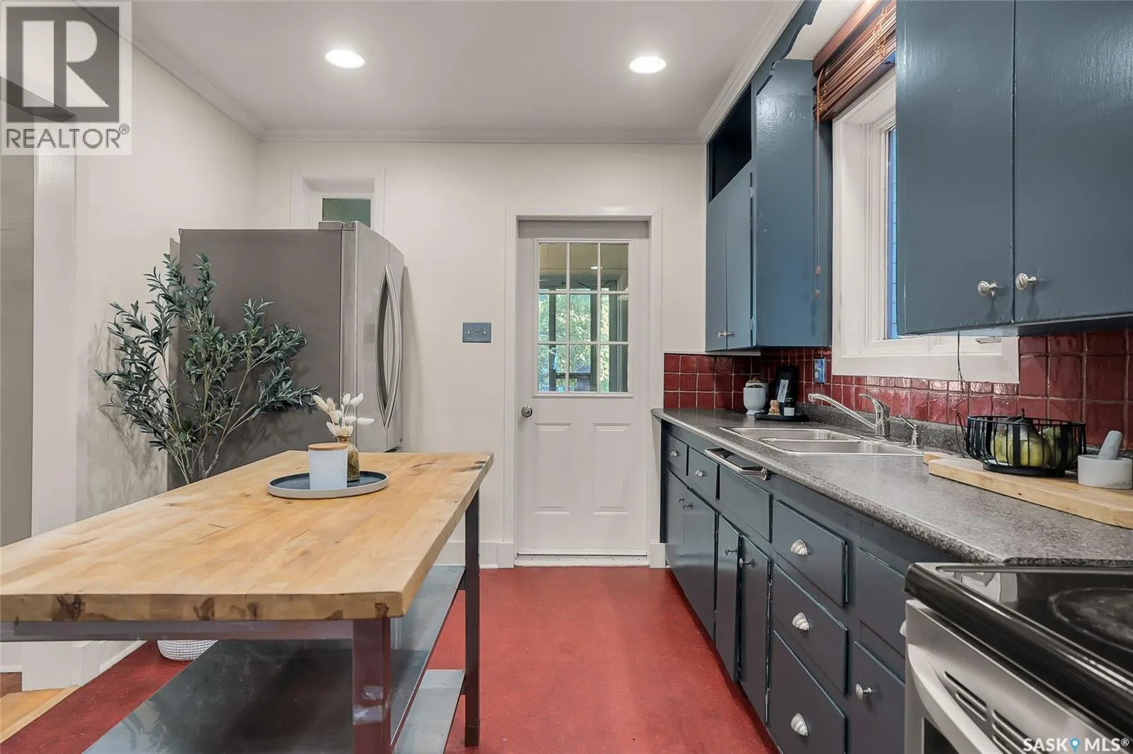 420 6th STREET E