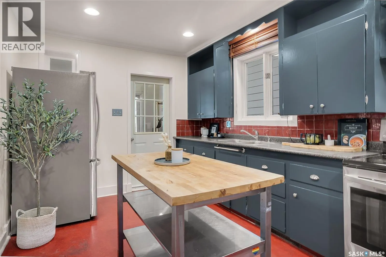 420 6th STREET E