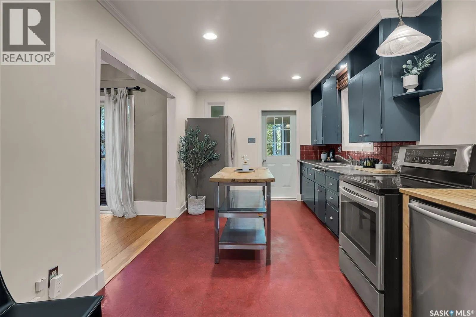 420 6th STREET E