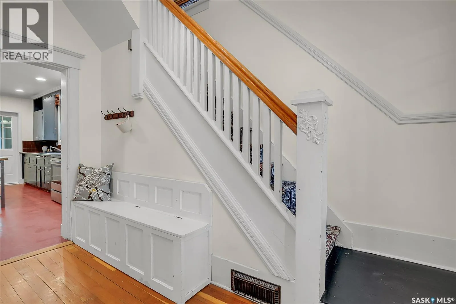 420 6th STREET E
