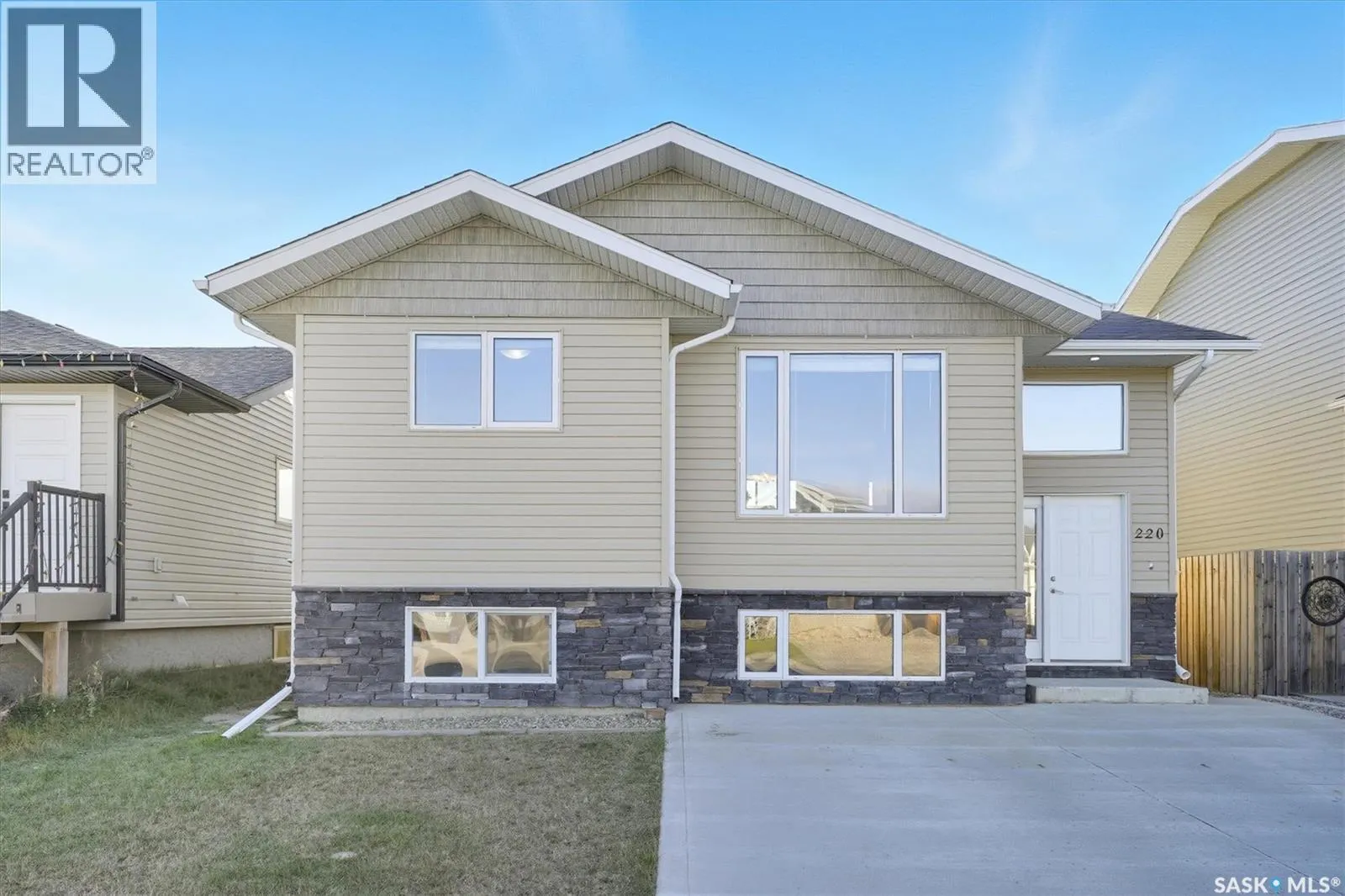 220 Warwick CRESCENT