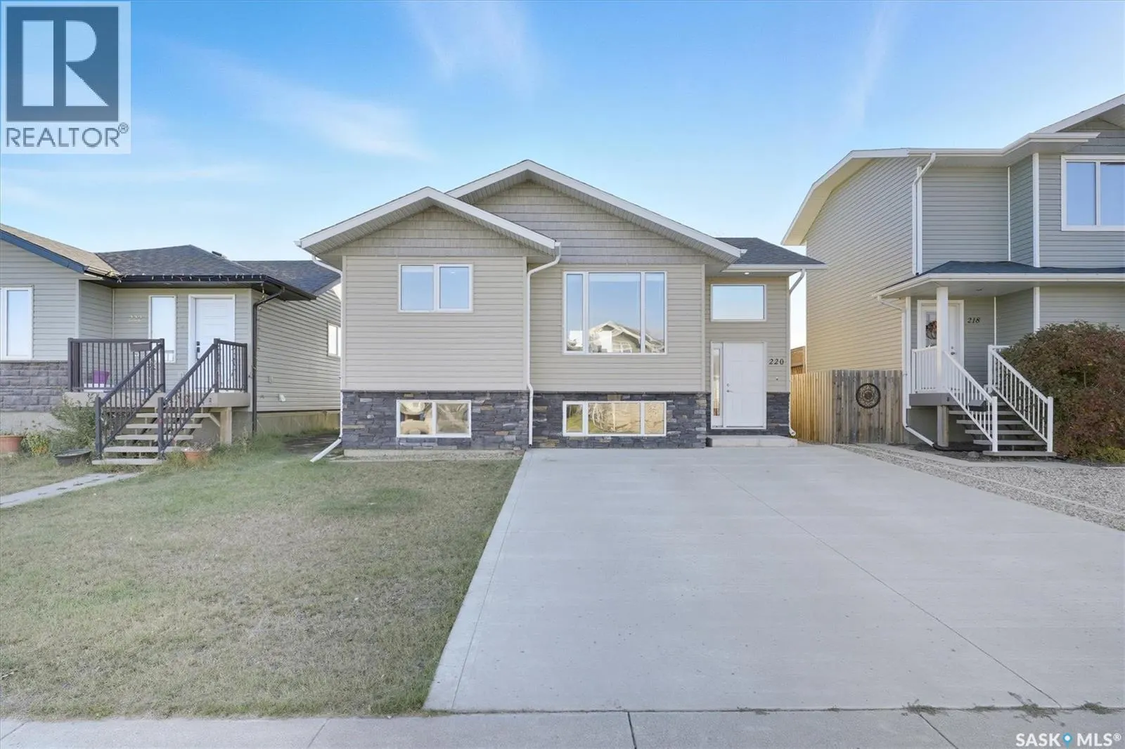 220 Warwick CRESCENT