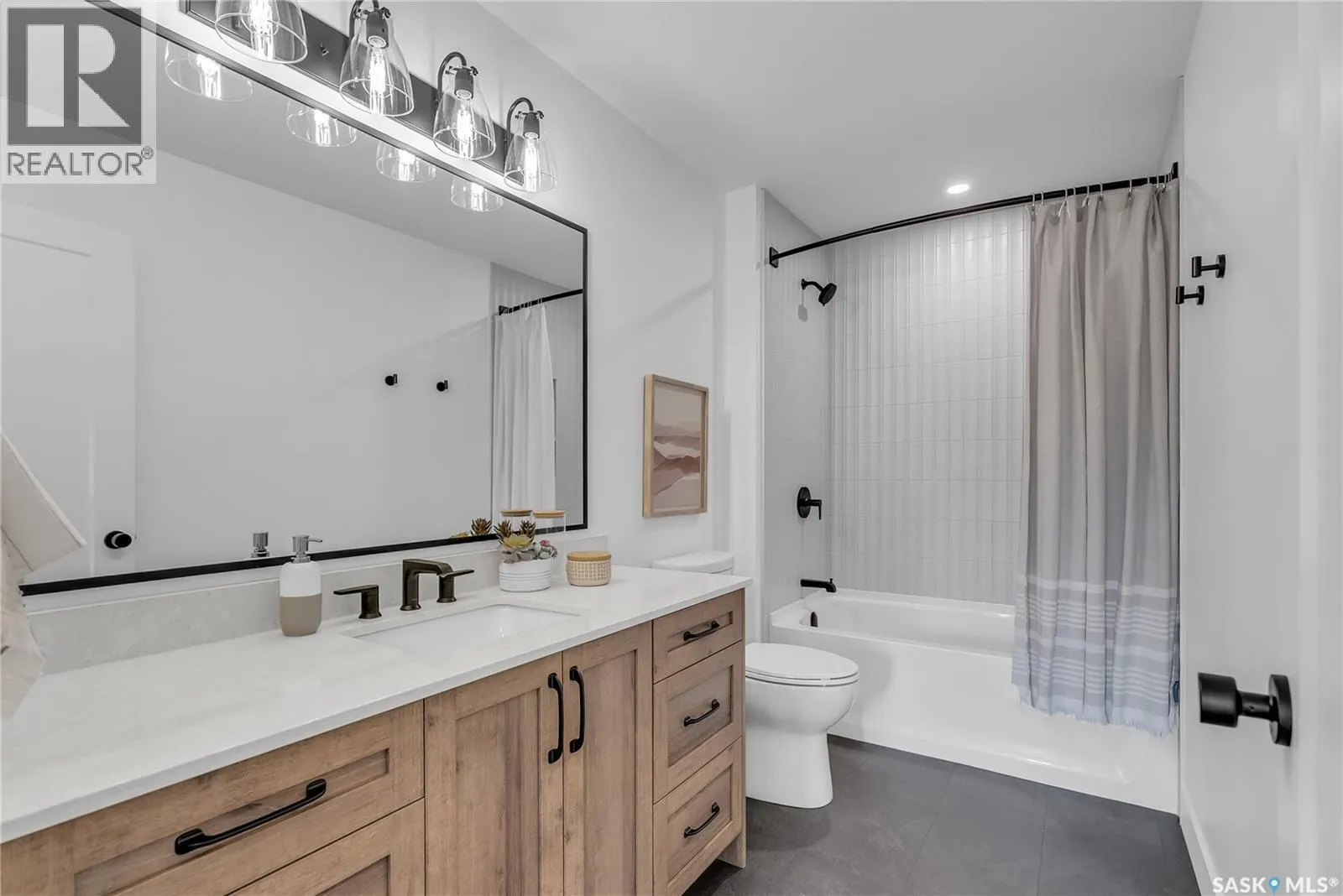 1121 13th STREET E