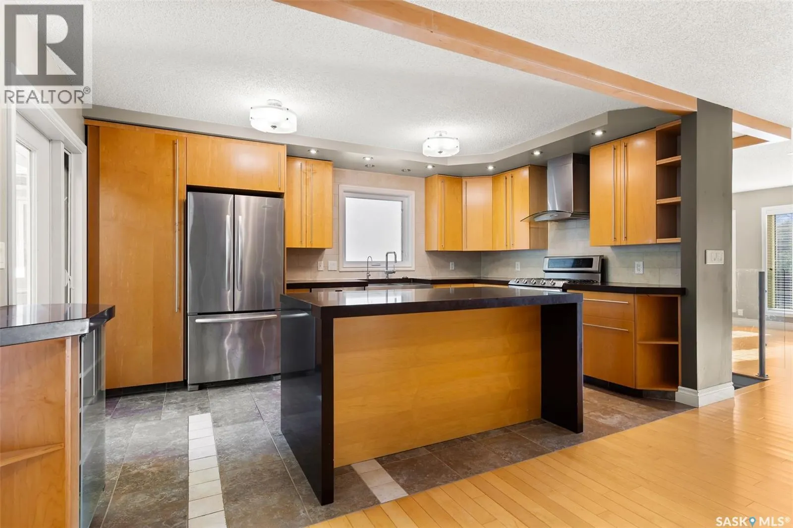 2206 Assiniboine AVENUE E