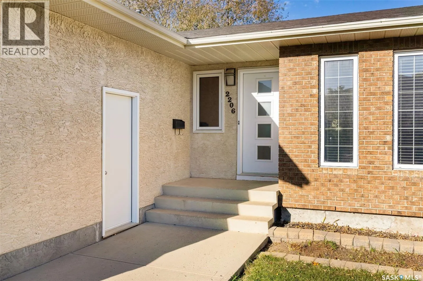 2206 Assiniboine AVENUE E