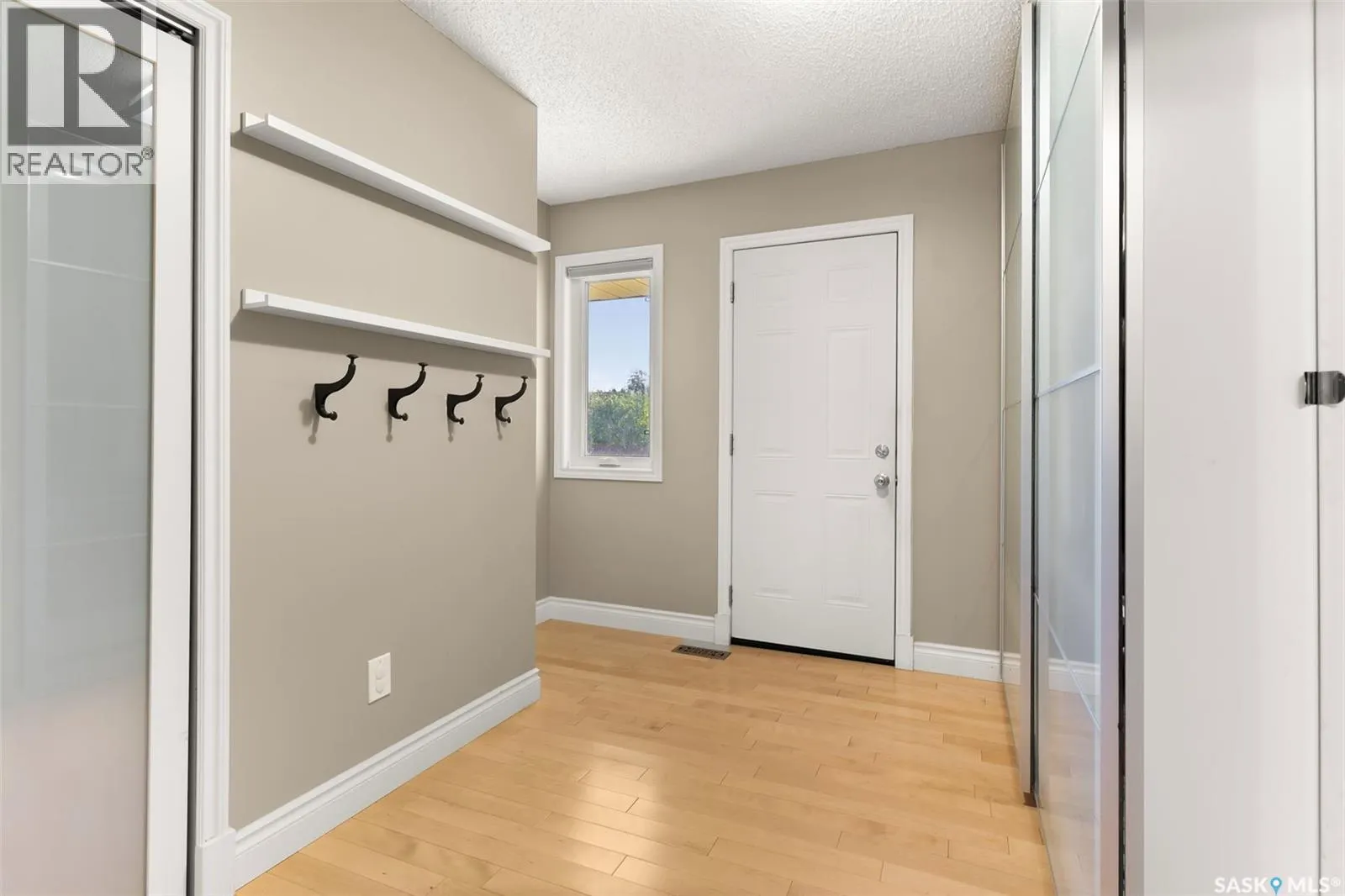 2206 Assiniboine AVENUE E