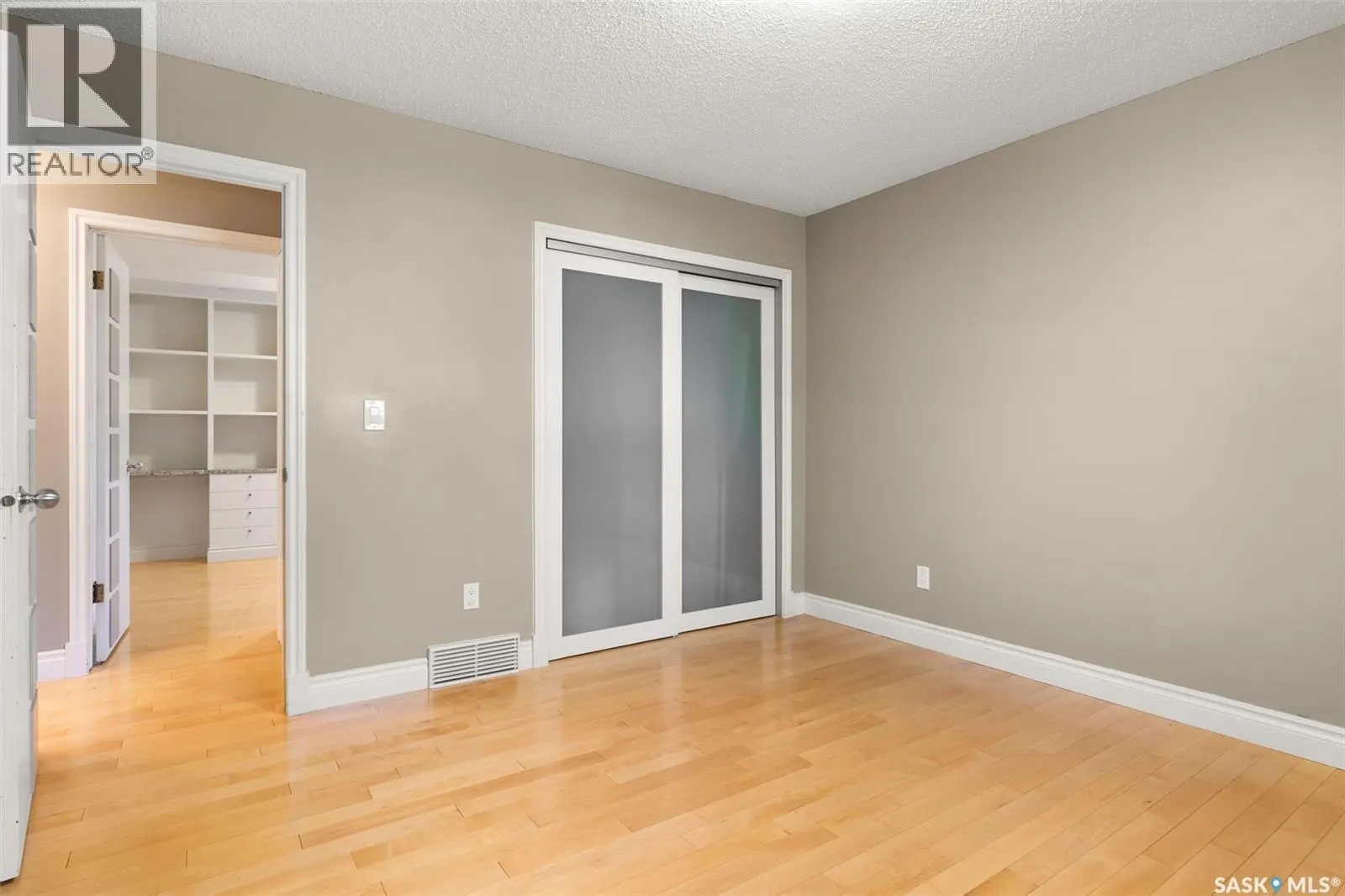 2206 Assiniboine AVENUE E