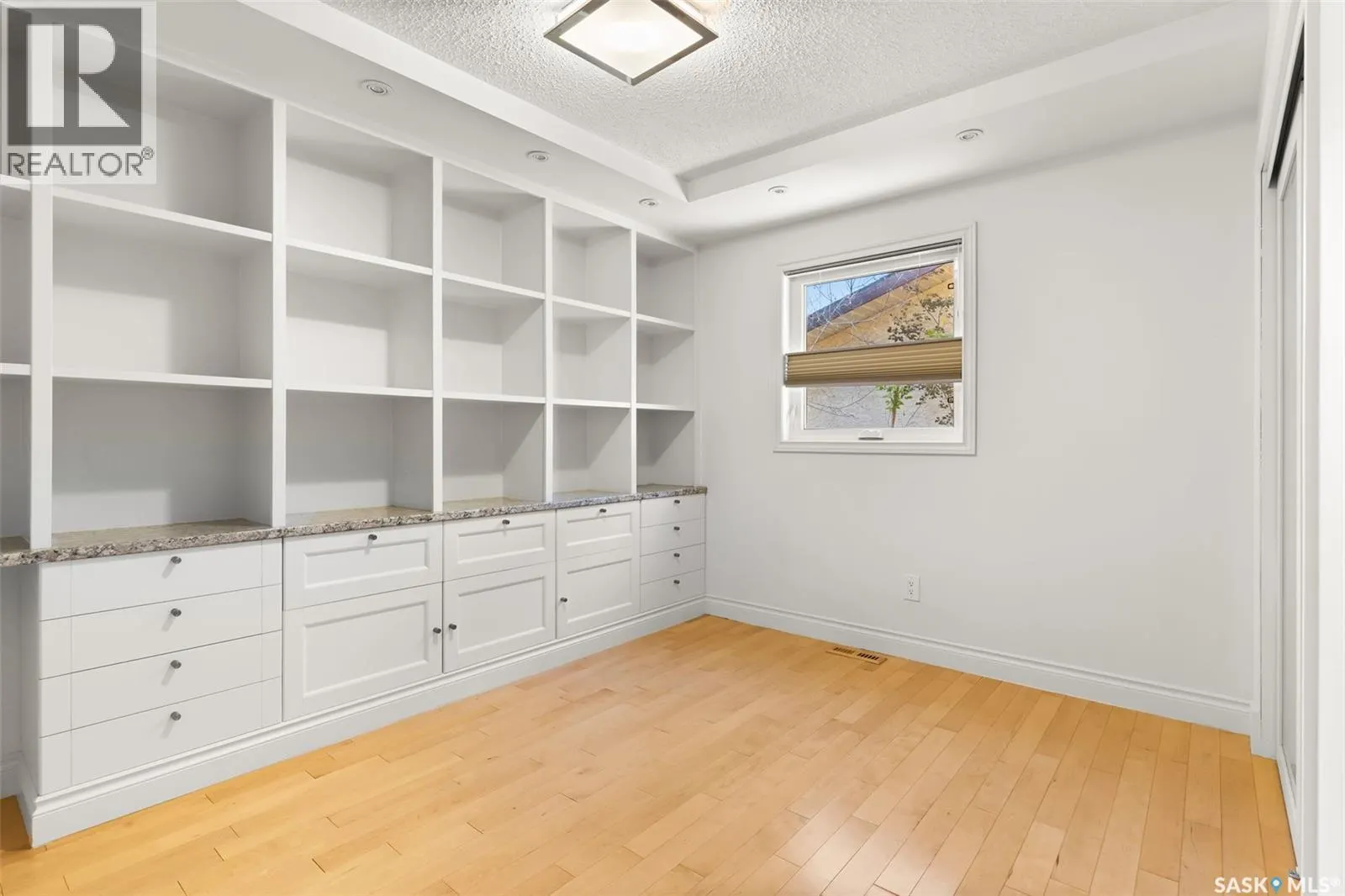 2206 Assiniboine AVENUE E