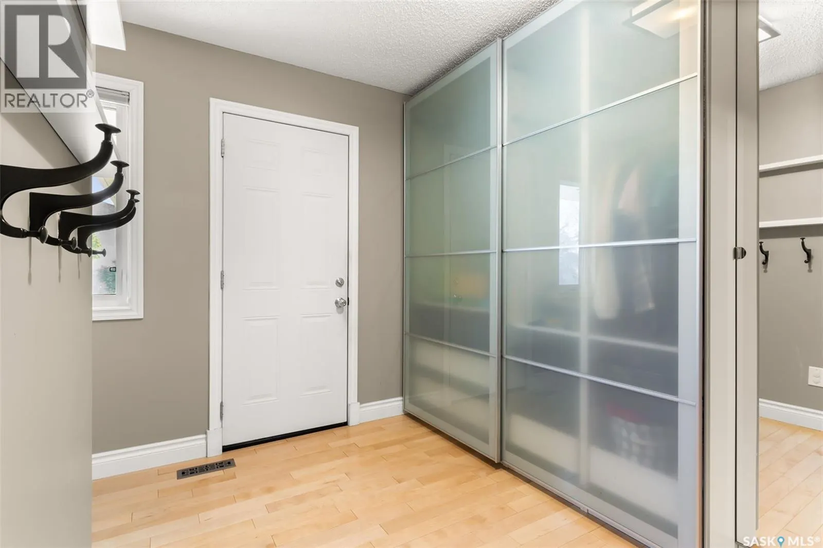2206 Assiniboine AVENUE E