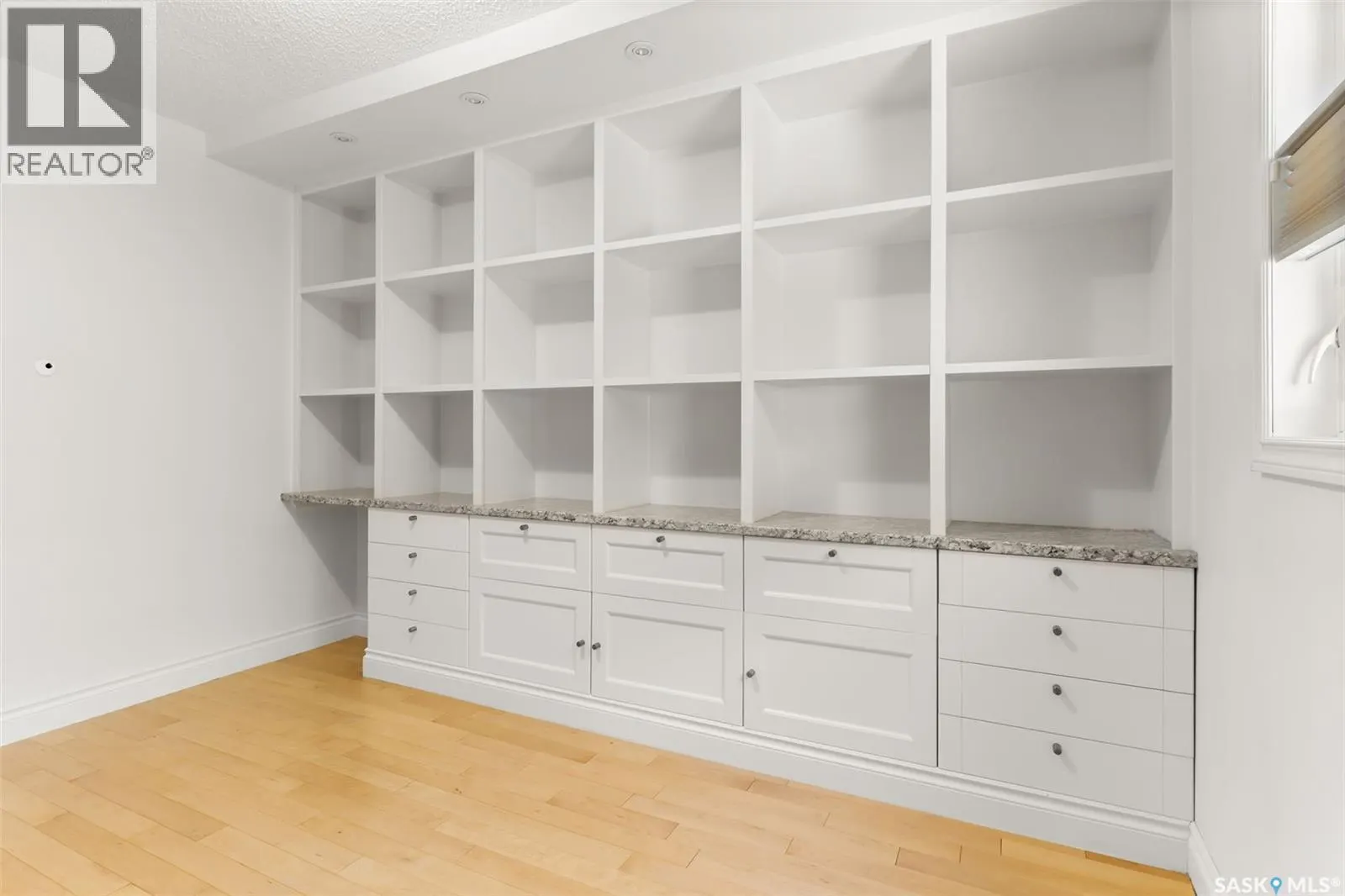 2206 Assiniboine AVENUE E