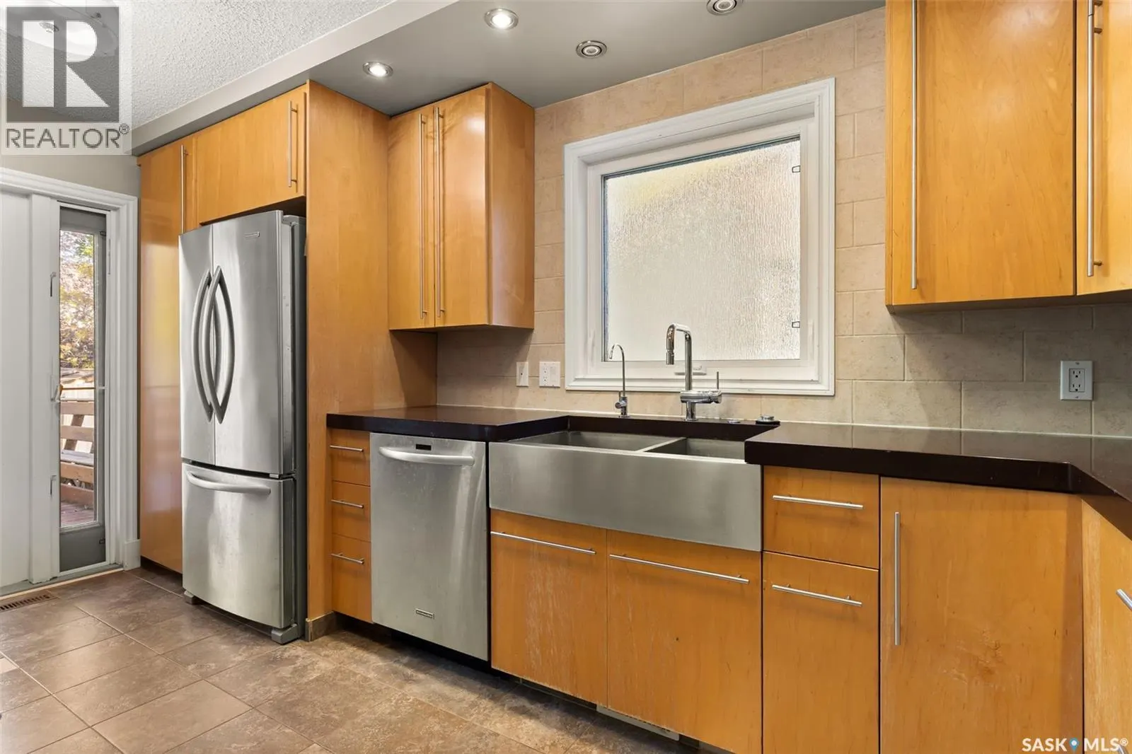 2206 Assiniboine AVENUE E
