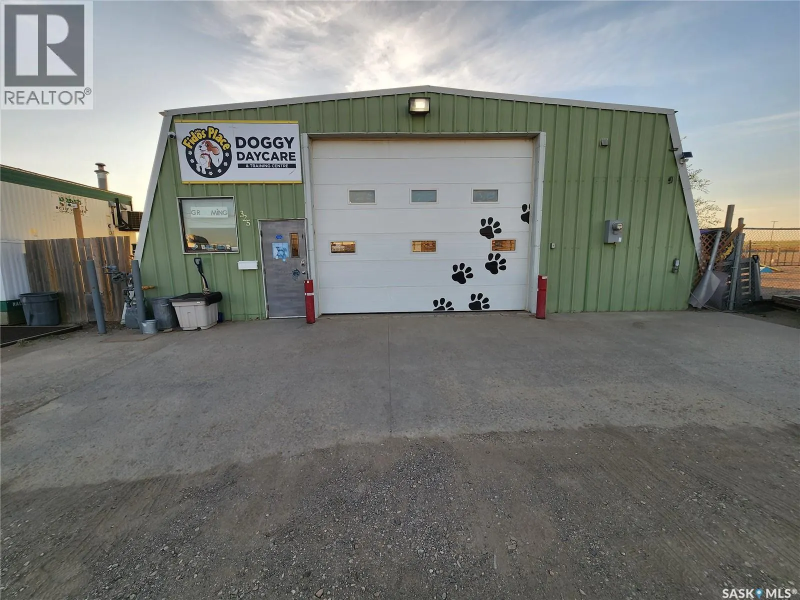 325 Queen STREET