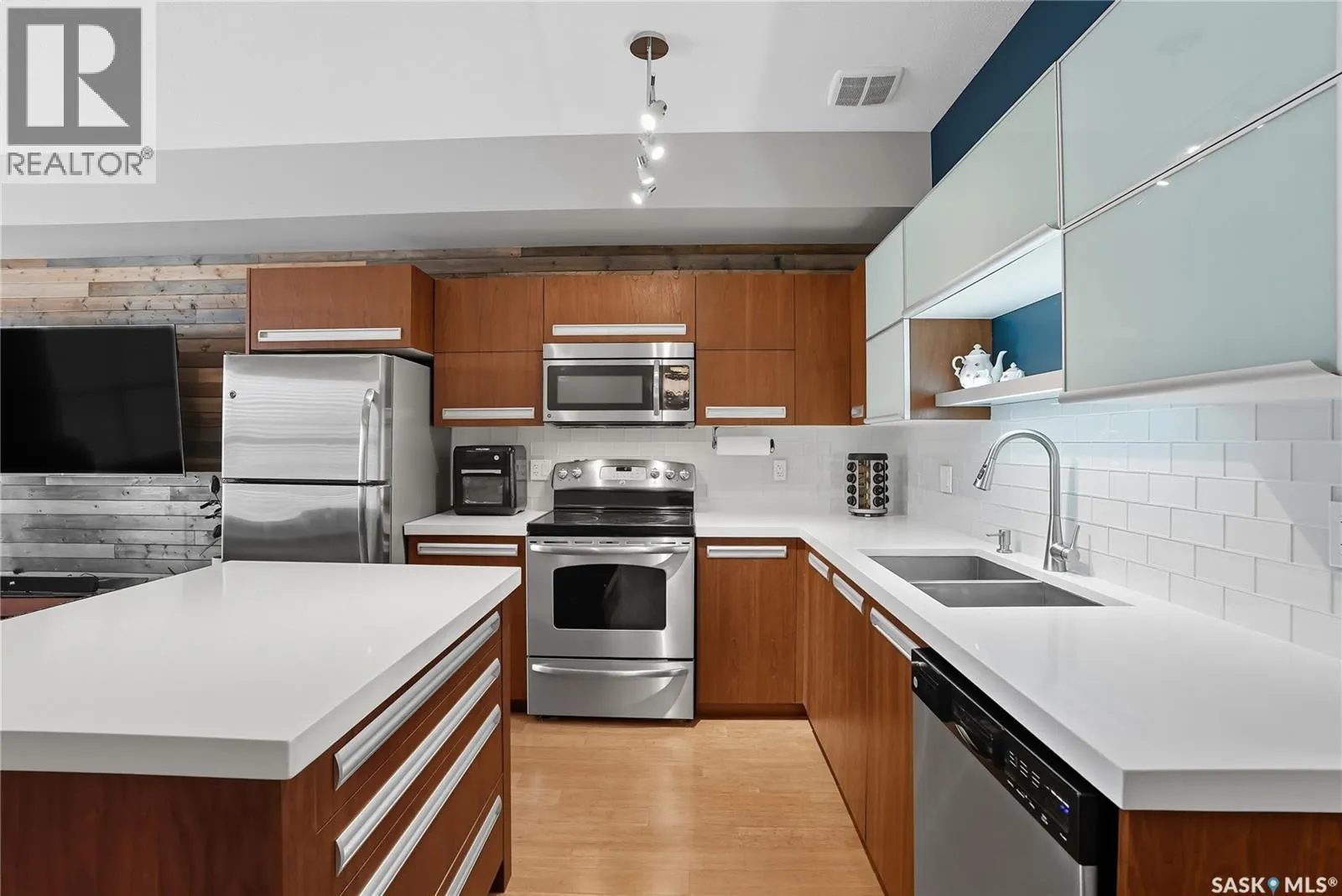 408 1015 Patrick CRESCENT