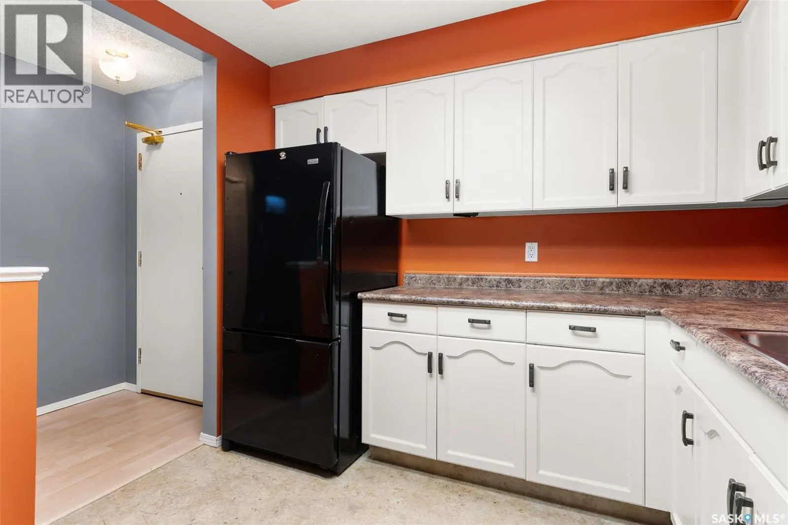 201 960 Assiniboine AVENUE