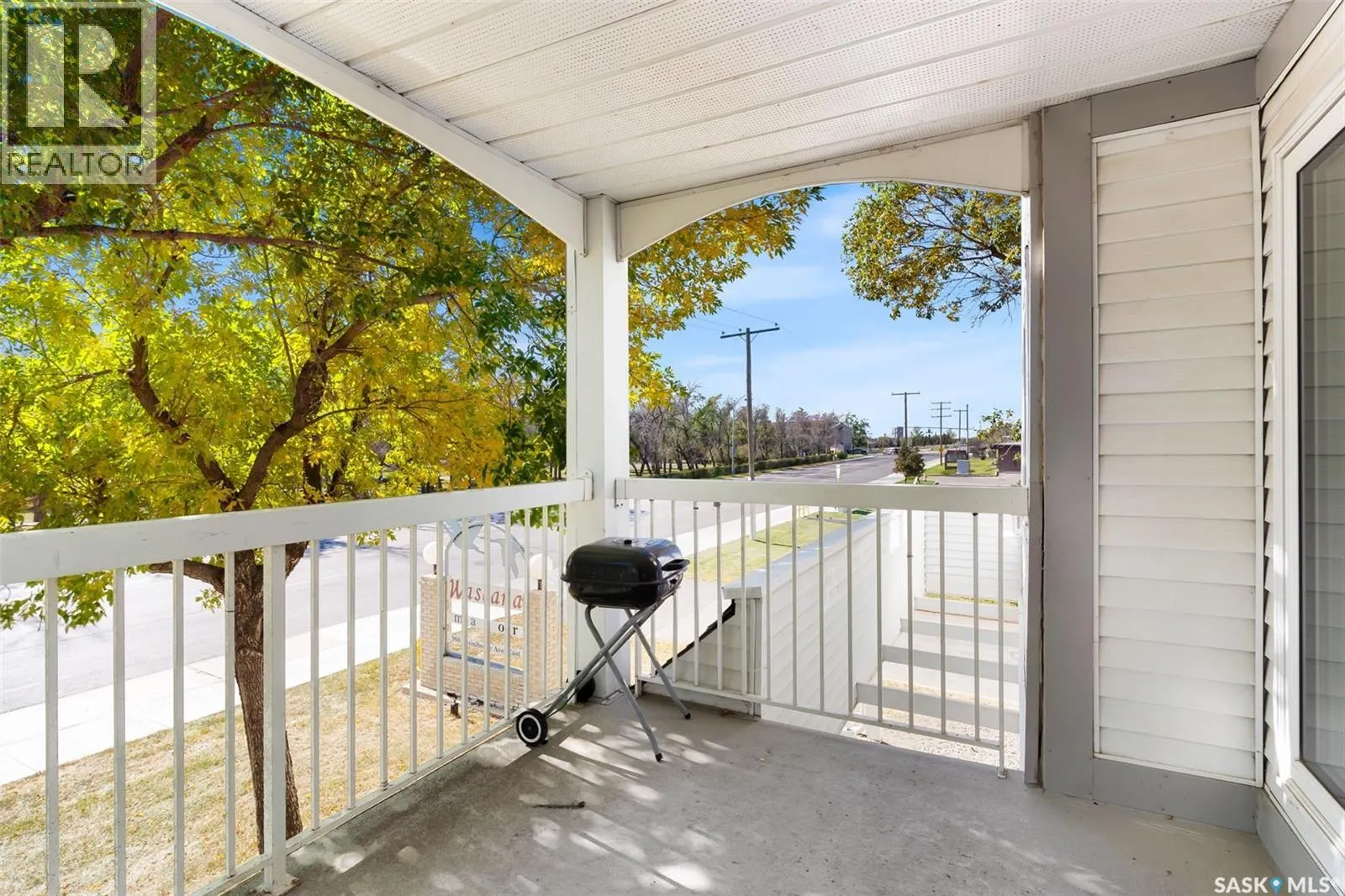 201 960 Assiniboine AVENUE