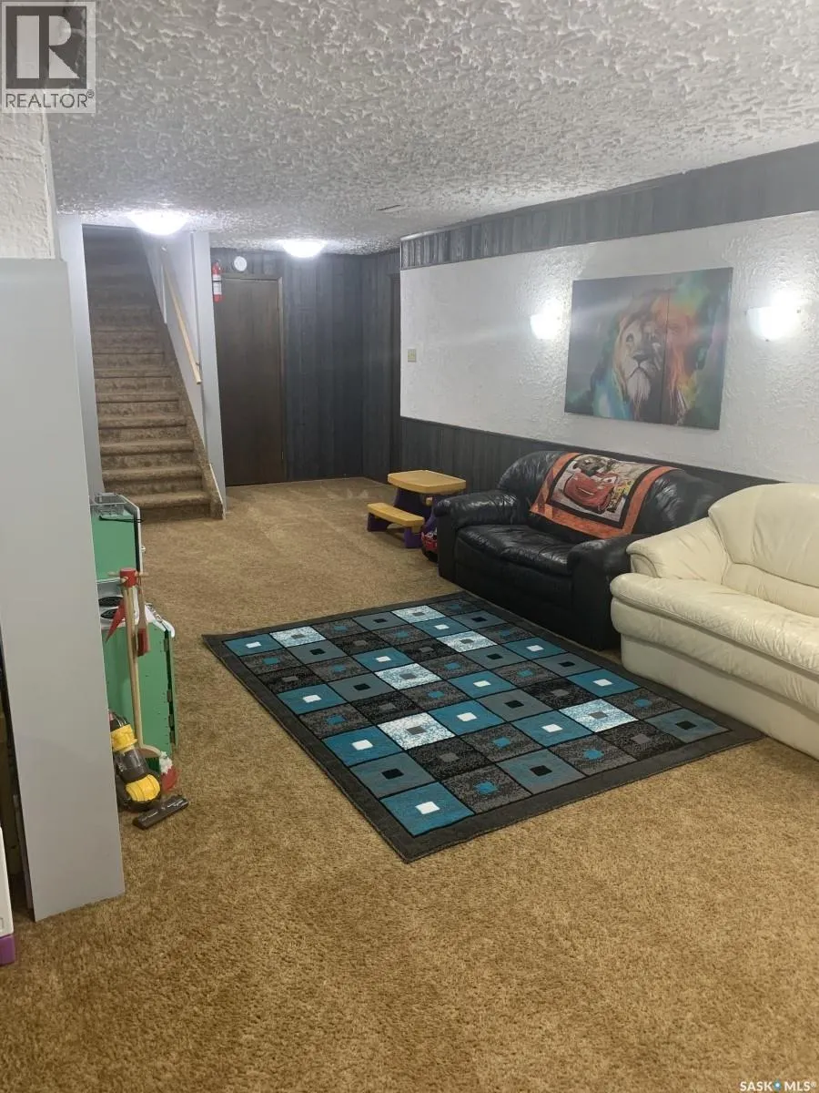 410 3rd STREET E