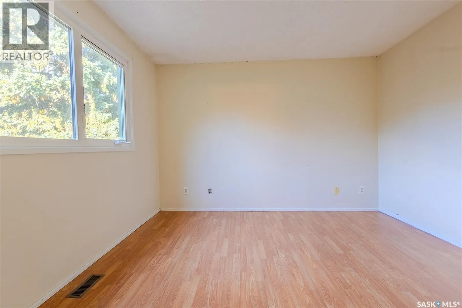 3 215 Primrose DRIVE