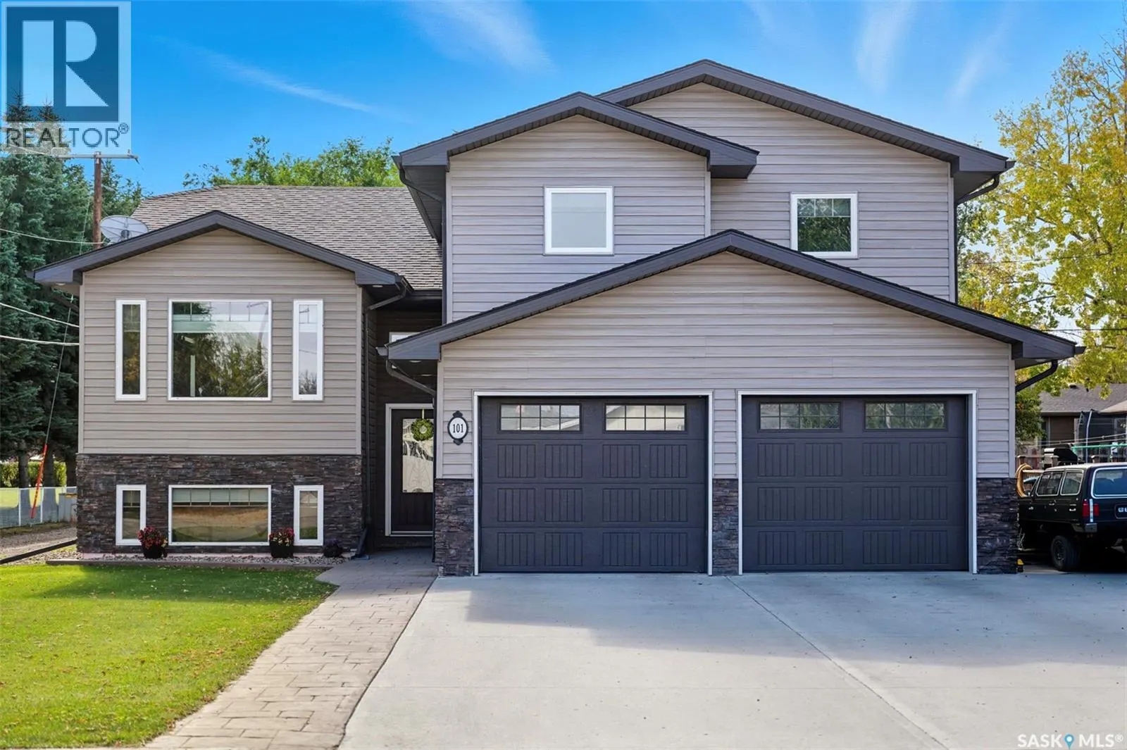101 6th AVENUE W