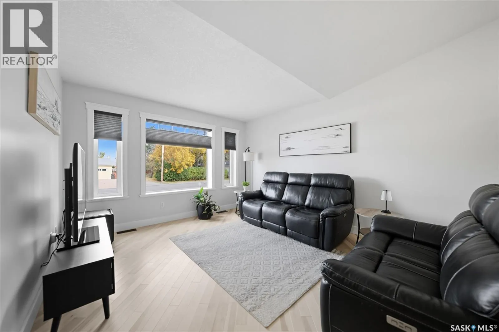 101 6th AVENUE W